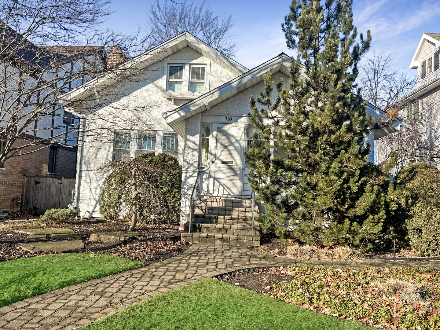 910 W Crescent Avenue
