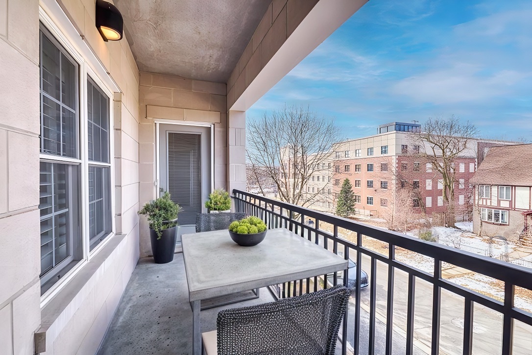 111 N Larch Avenue Unit: 306