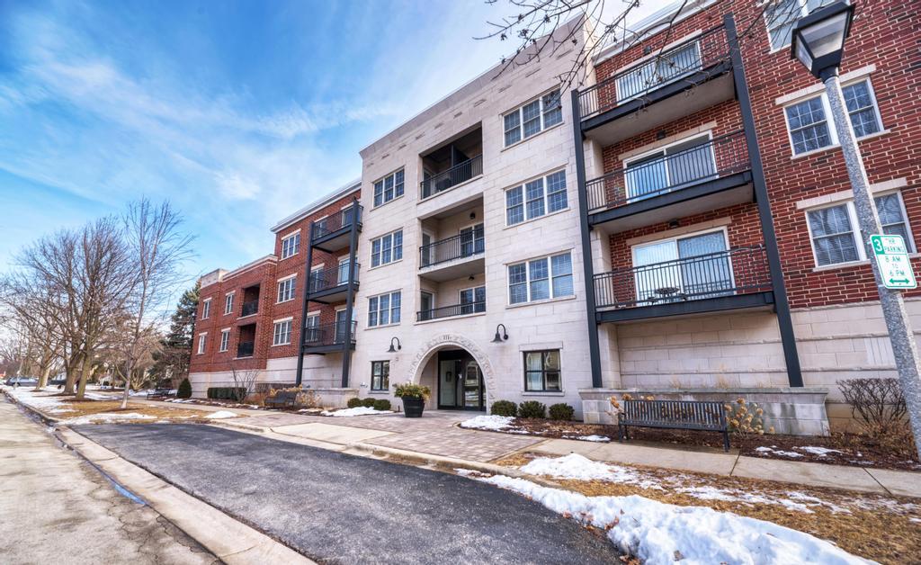 111 N Larch Avenue Unit: 306