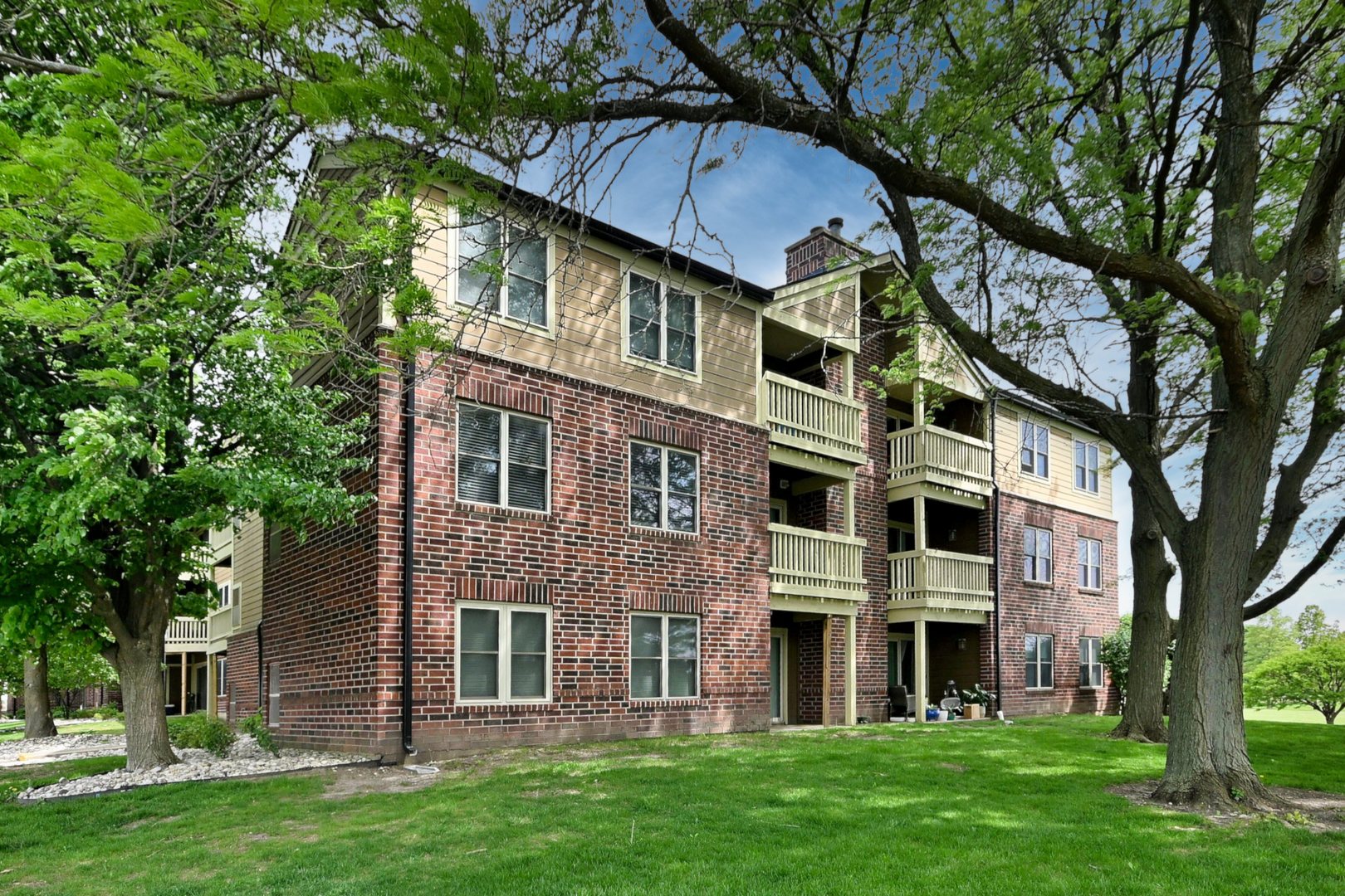 210 Glengarry Drive Unit: 212