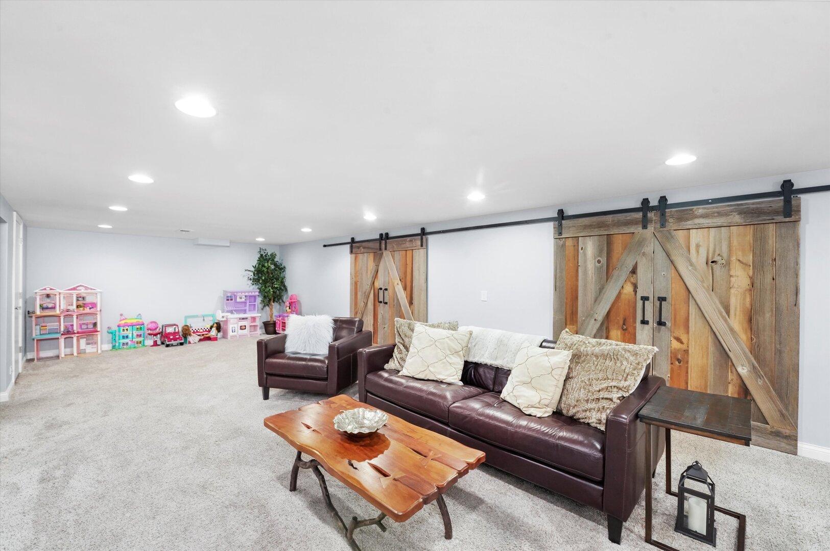 728 S Hillside Avenue
