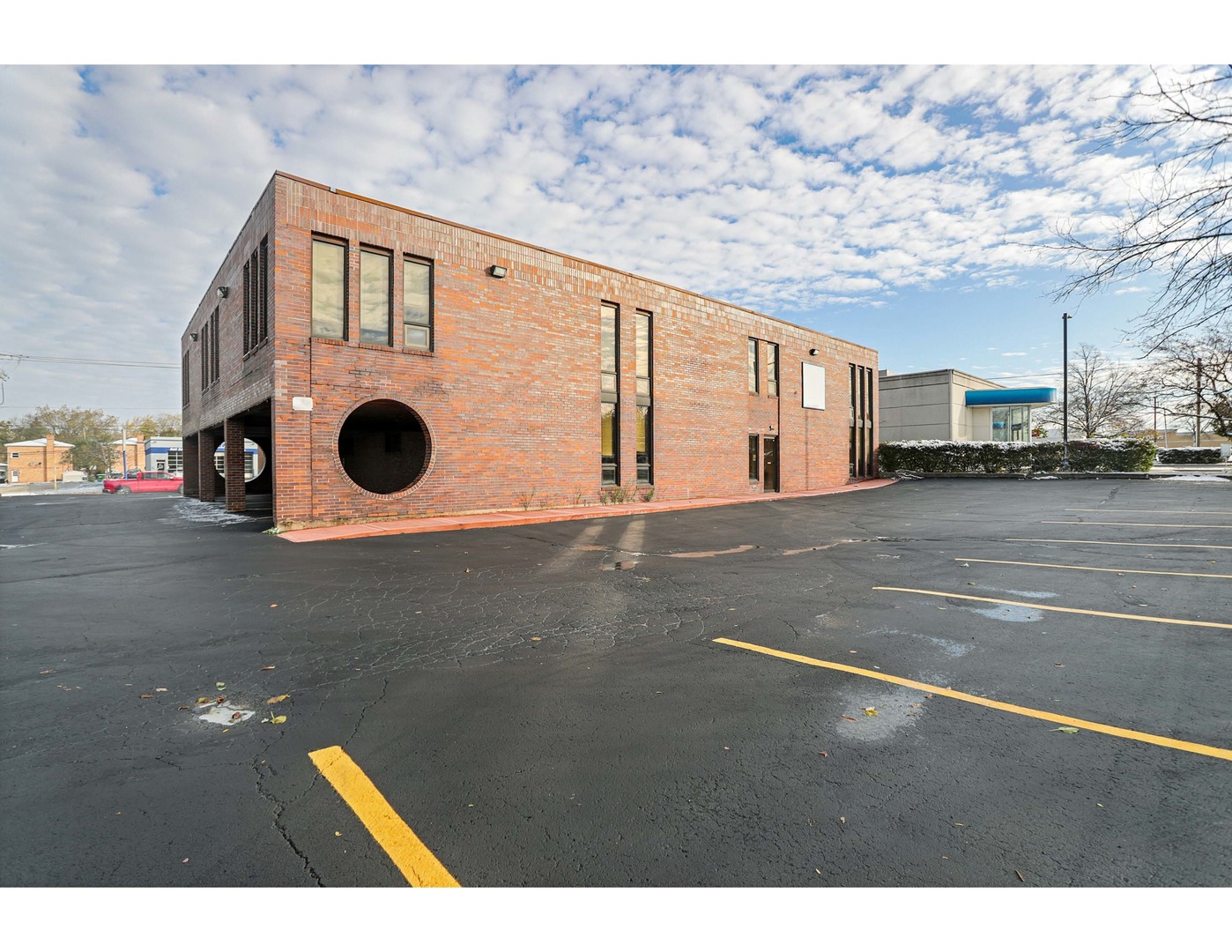 33 W Roosevelt Road
