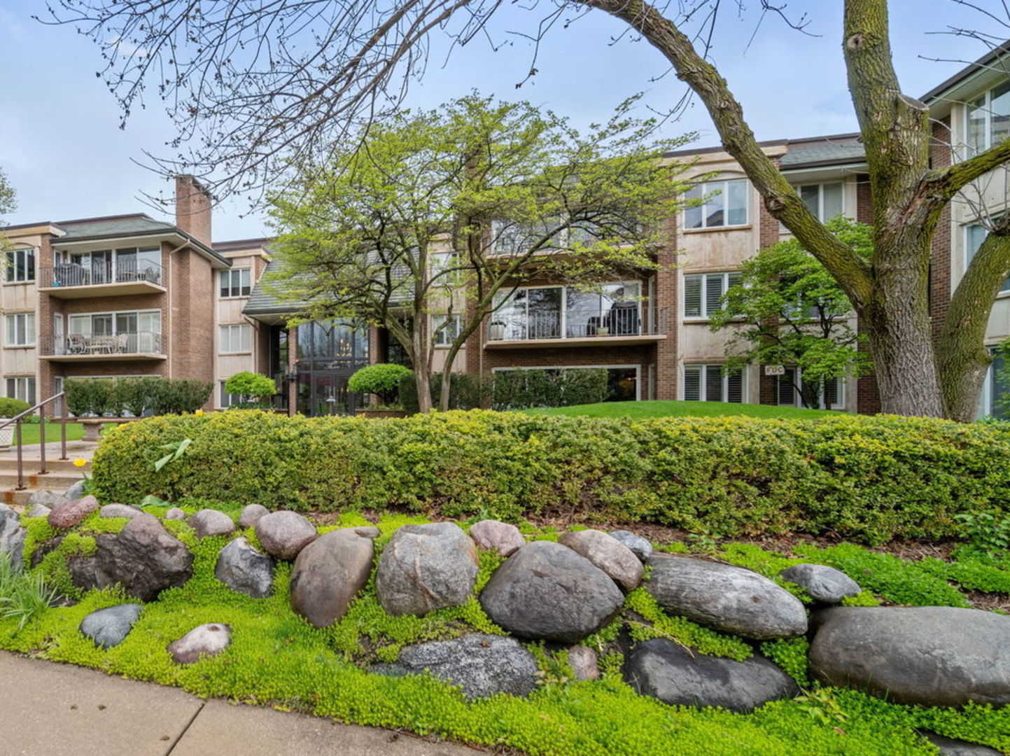 3 Oak Brook Club Drive Unit: E305