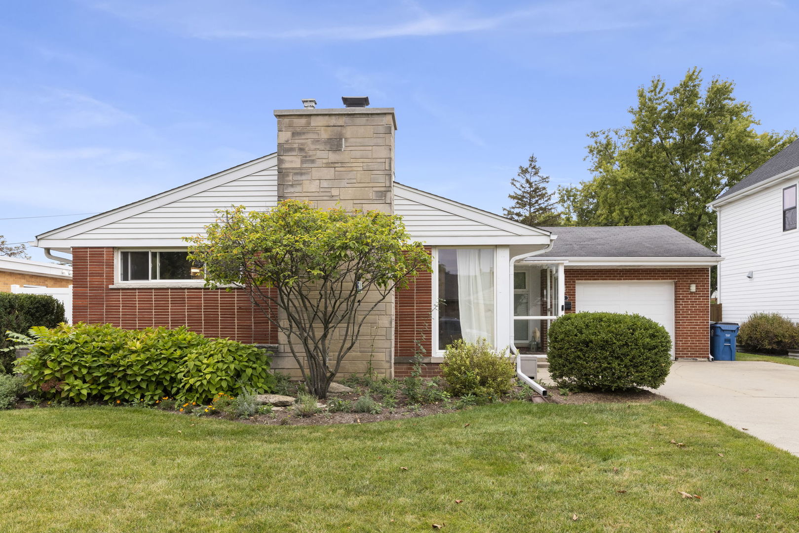 415 E Huntington Lane