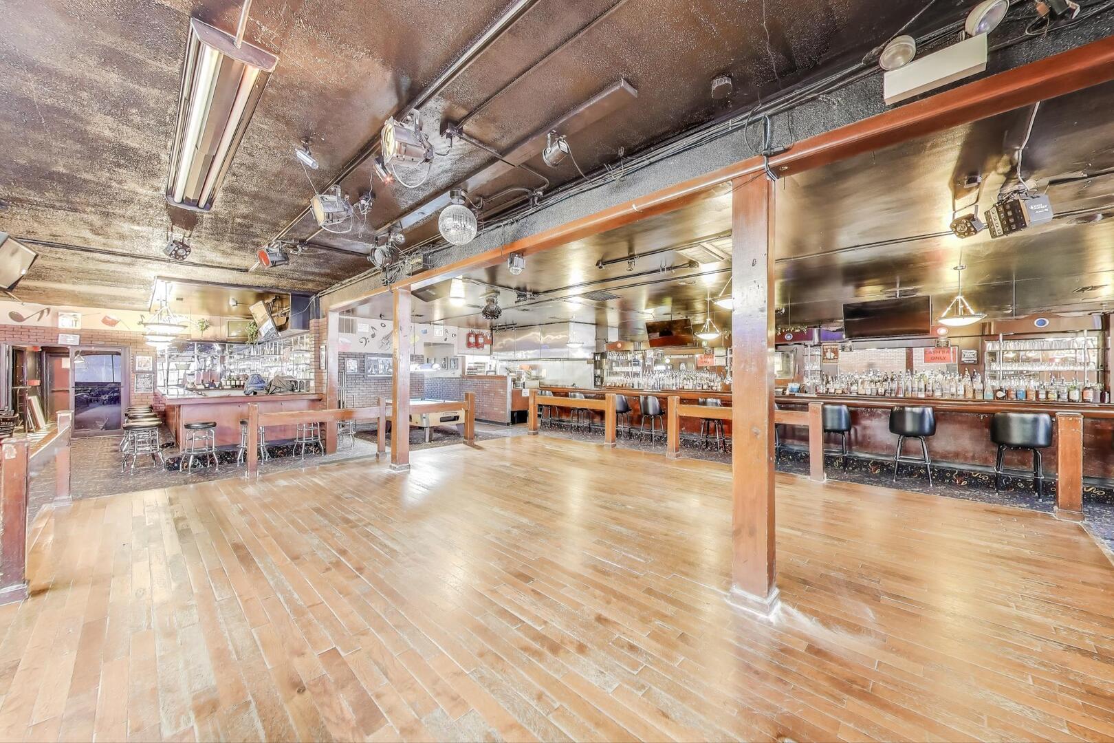 1715 W Roosevelt Road