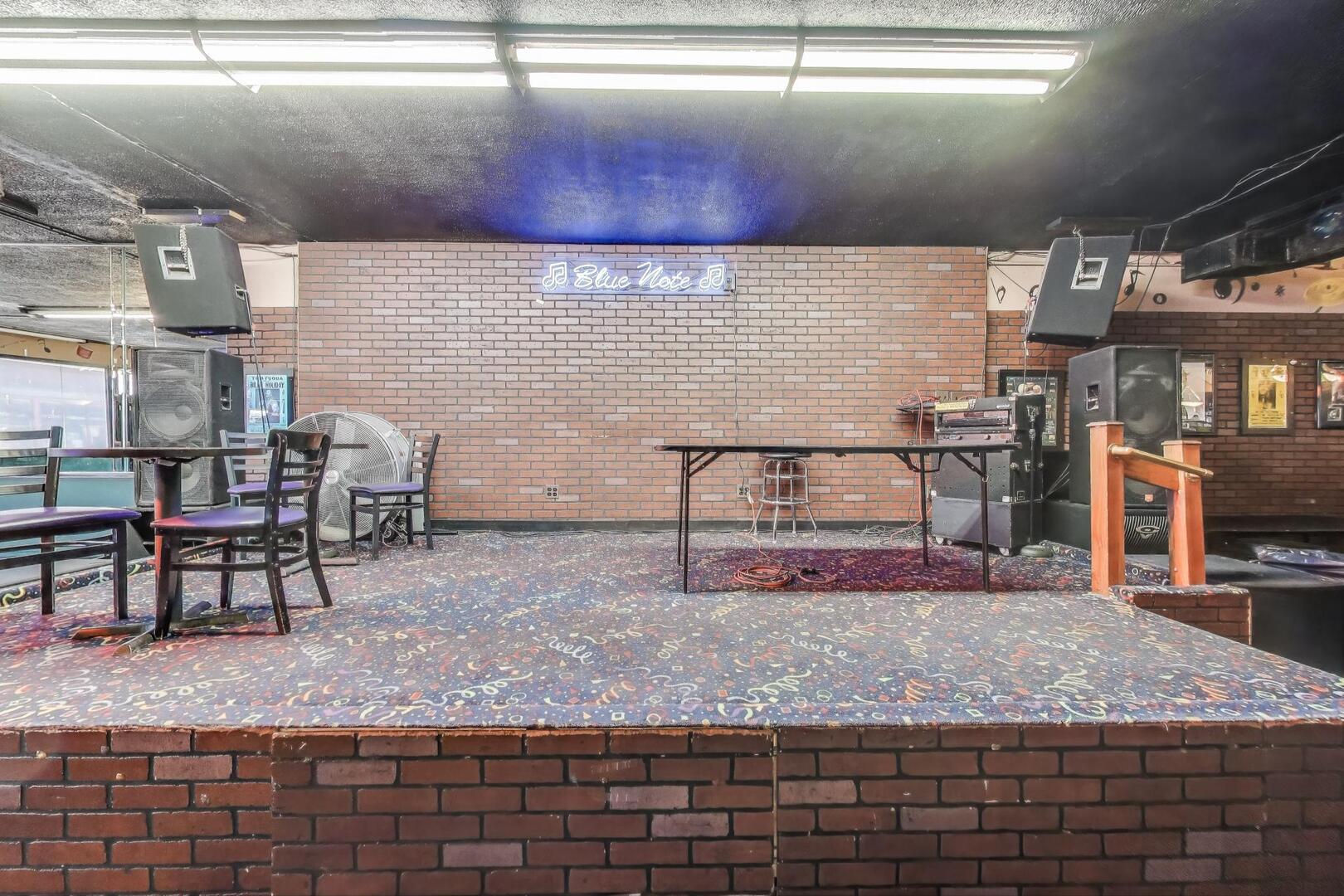 1715 W Roosevelt Road