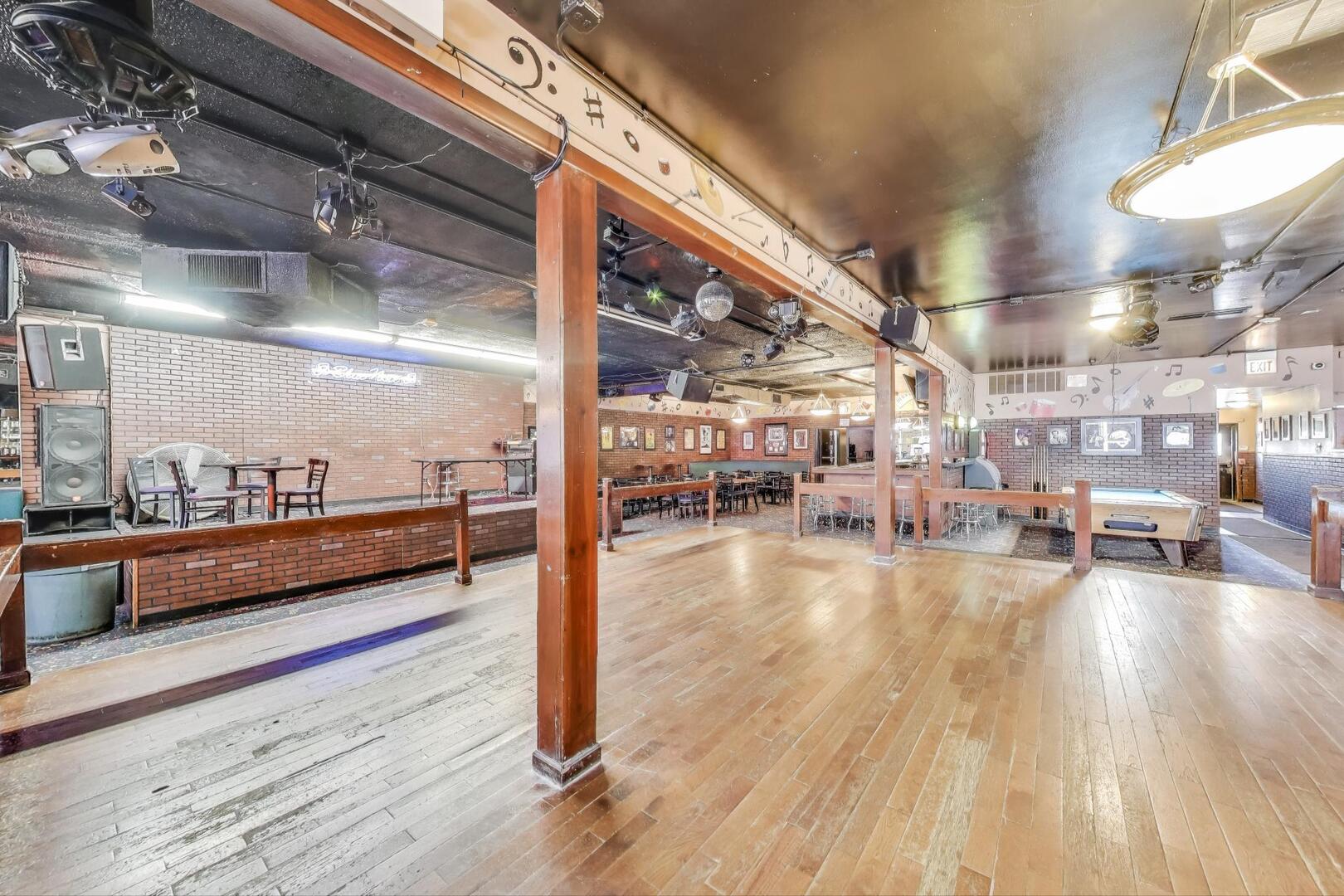 1715 W Roosevelt Road