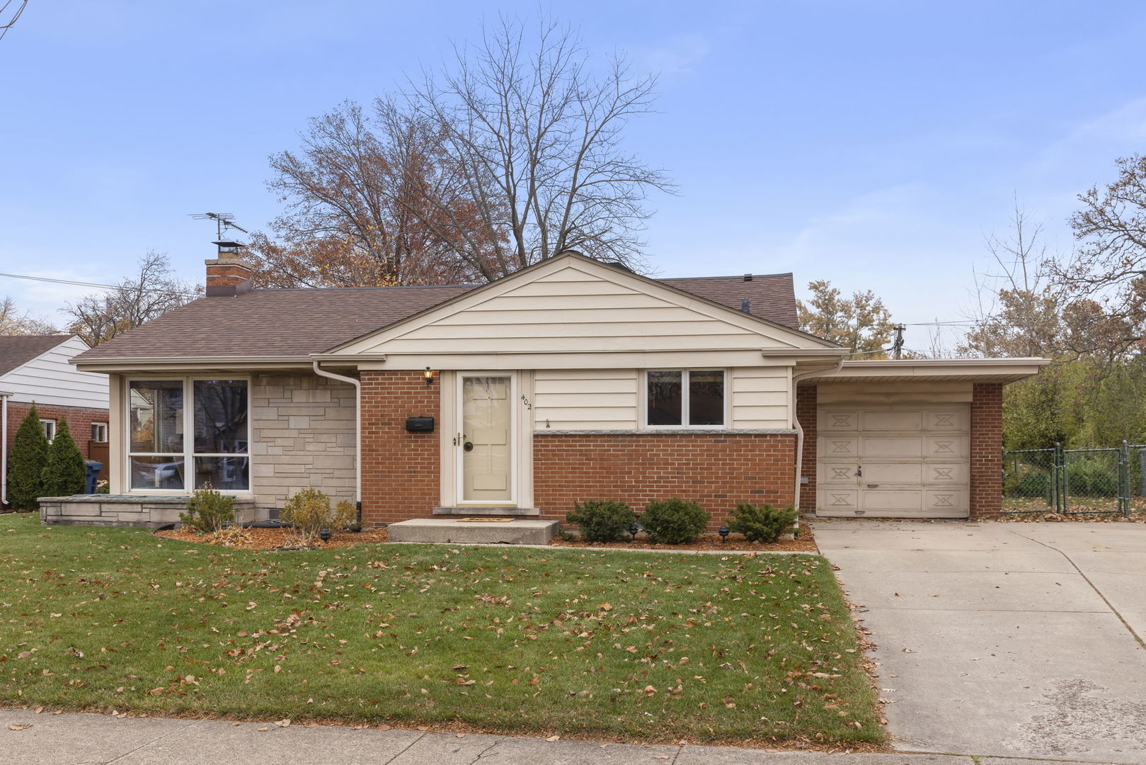 402 E Huntington Lane