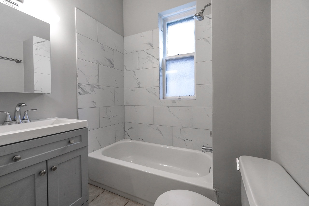1444 N Maplewood Avenue Unit: 2F