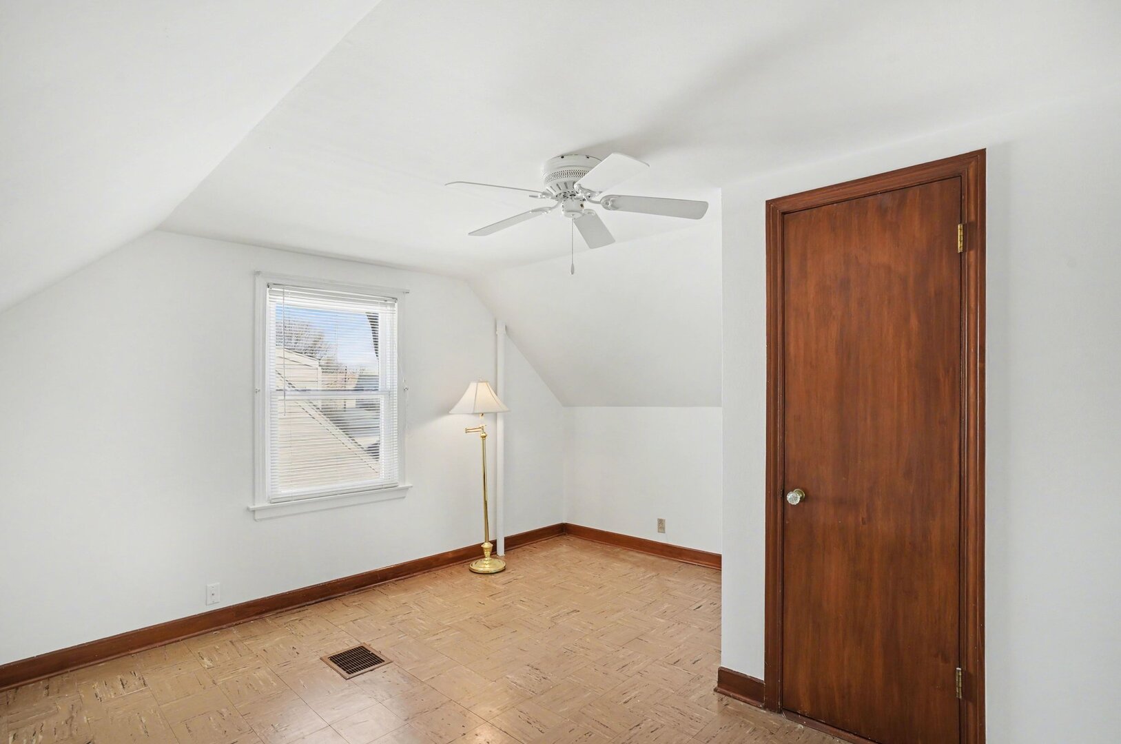995 S Swain Avenue