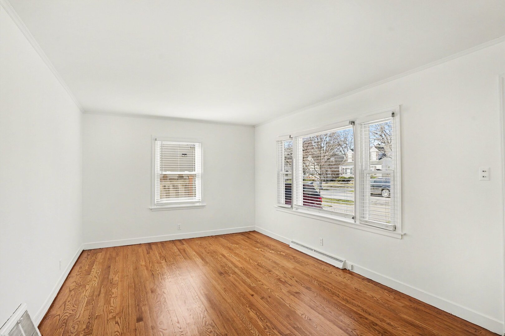995 S Swain Avenue