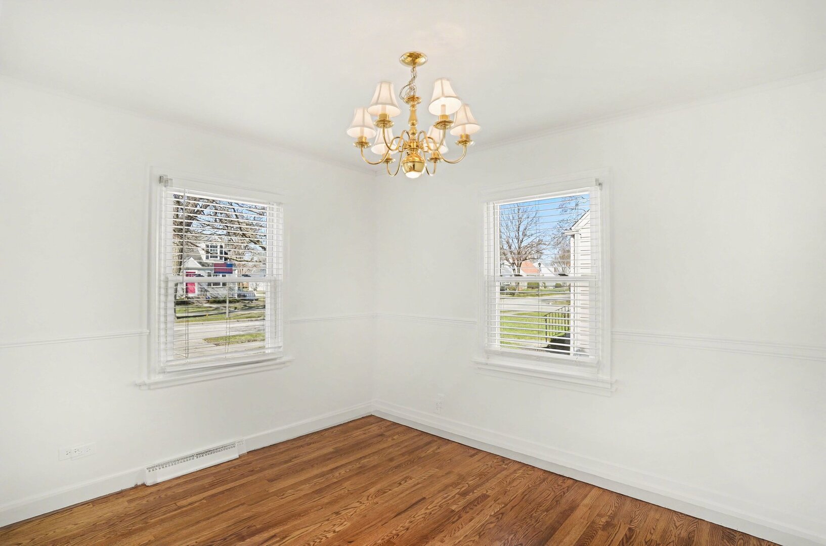 995 S Swain Avenue