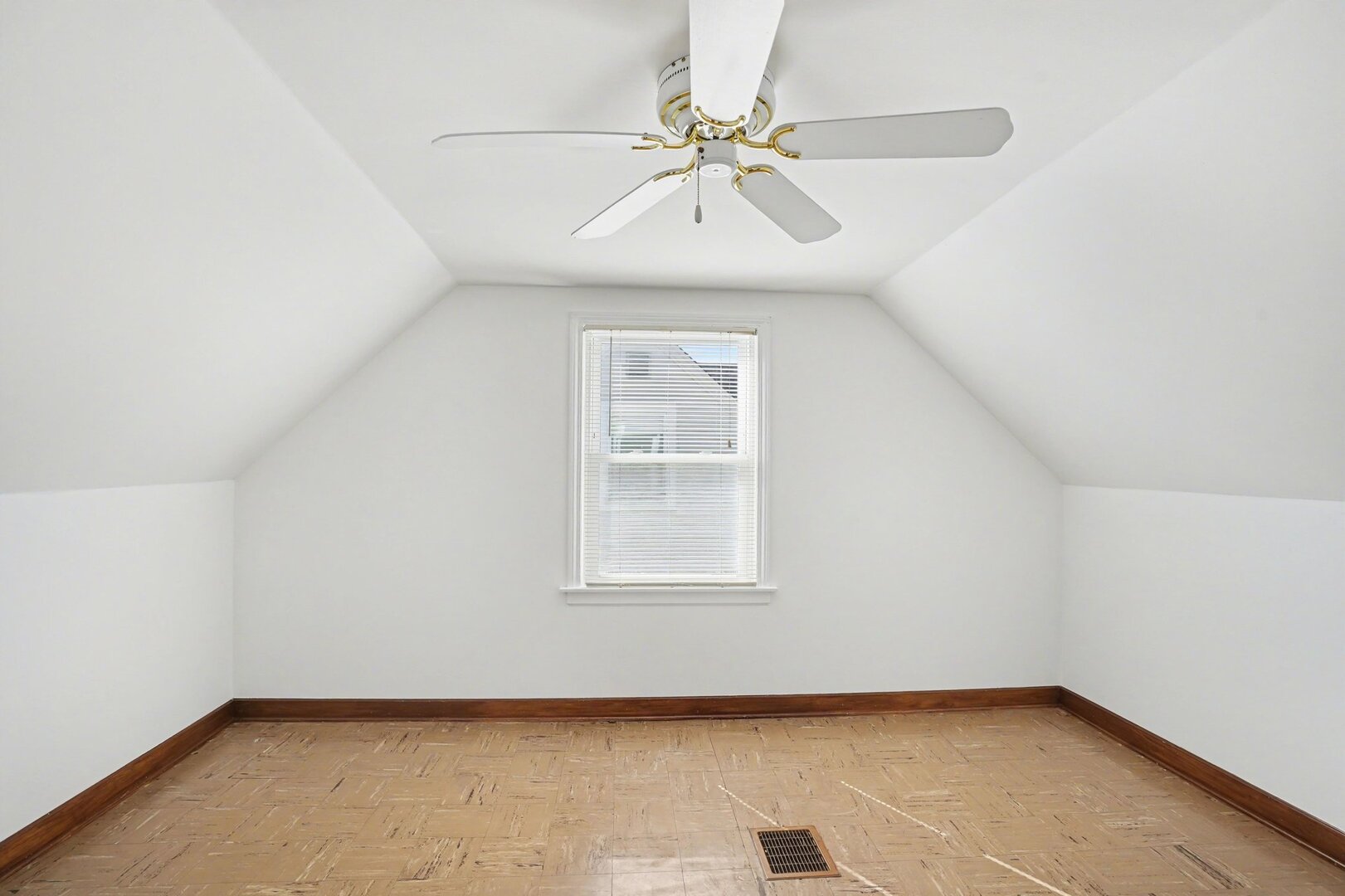 995 S Swain Avenue