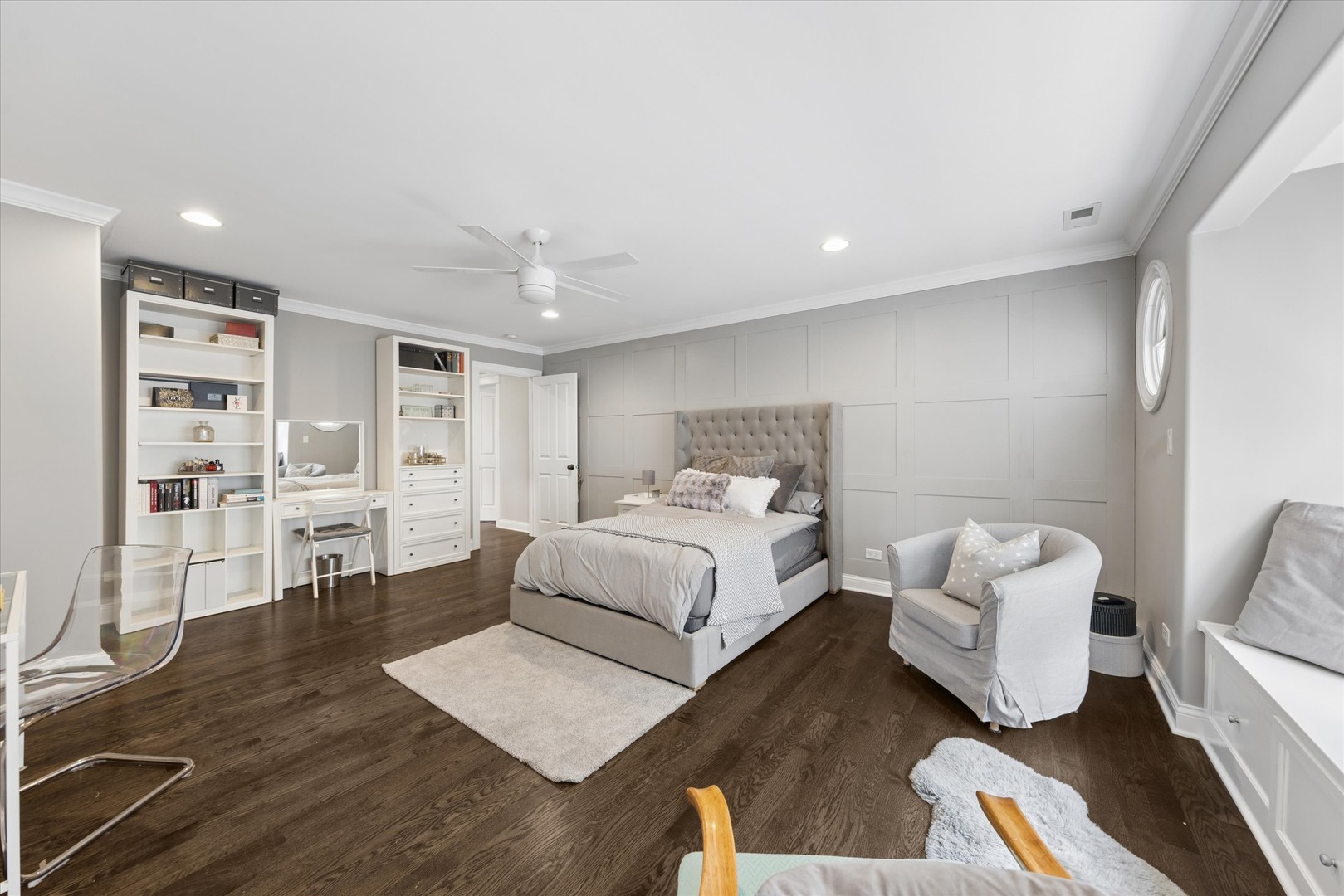 245 W Winthrop Avenue