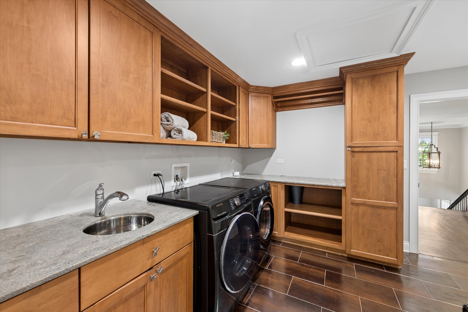 245 W Winthrop Avenue