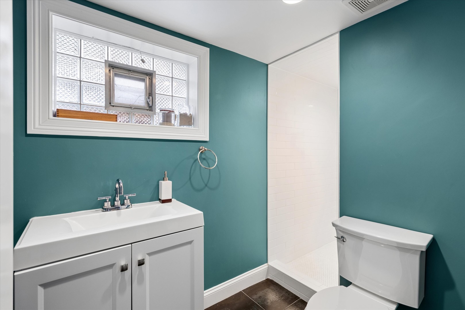 245 W Winthrop Avenue