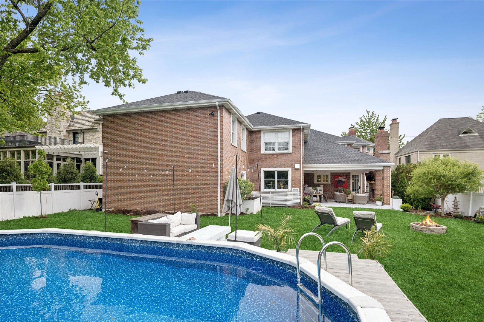 245 W Winthrop Avenue