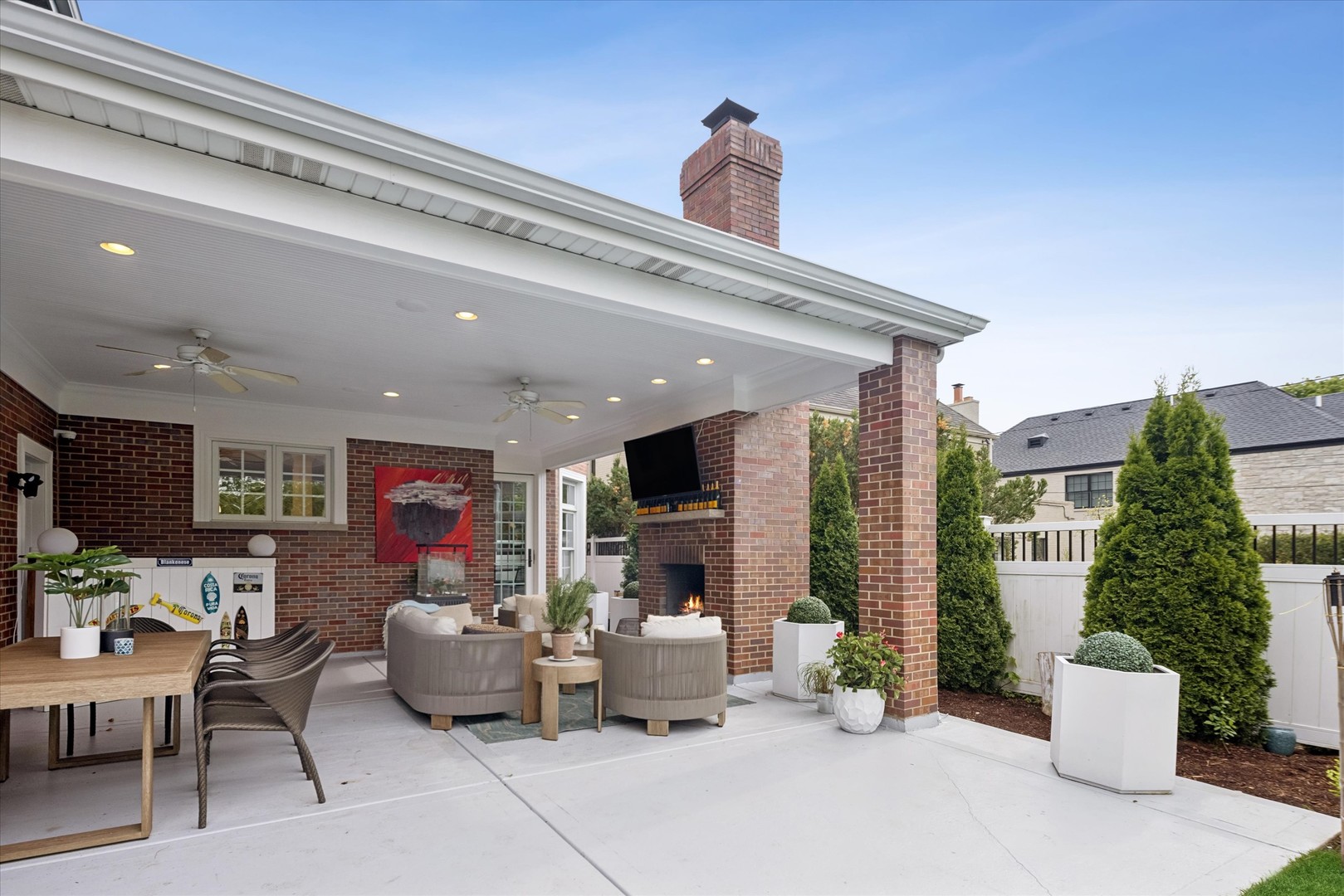 245 W Winthrop Avenue