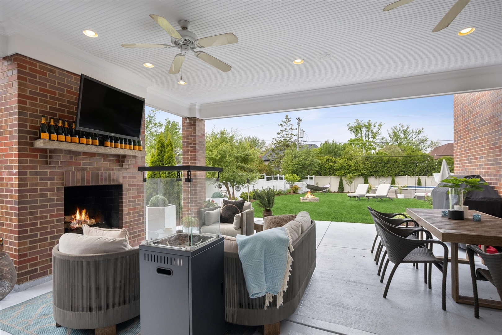 245 W Winthrop Avenue