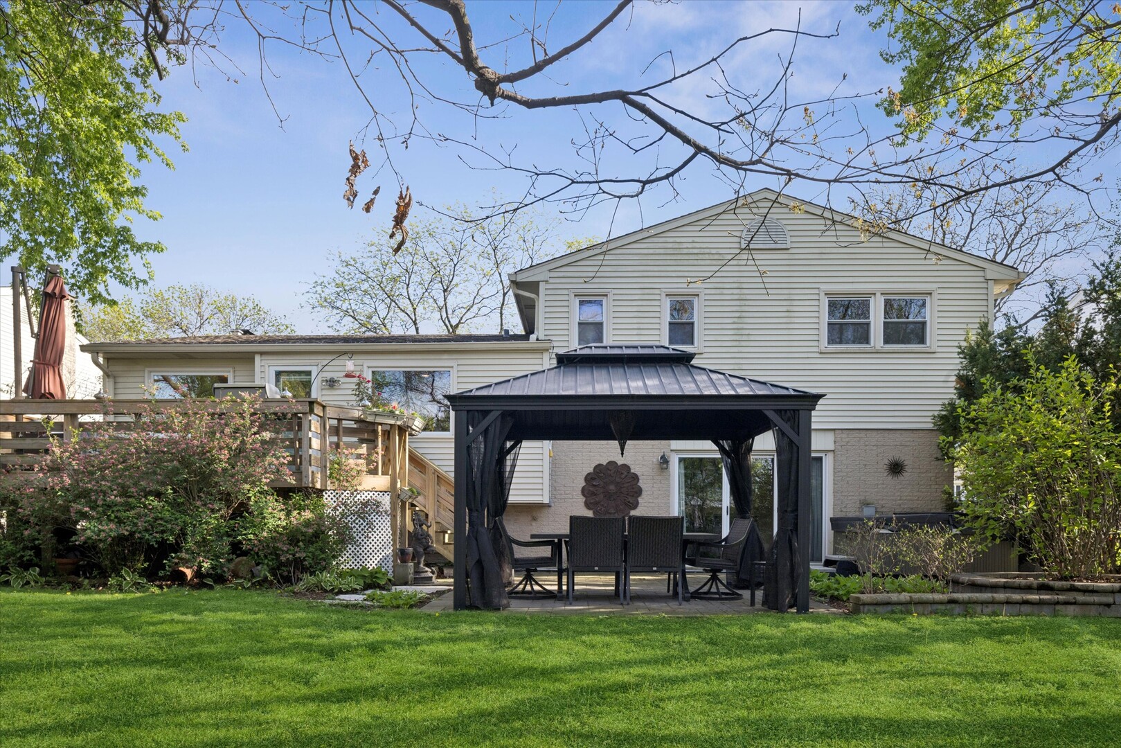 4 E Noyes Drive