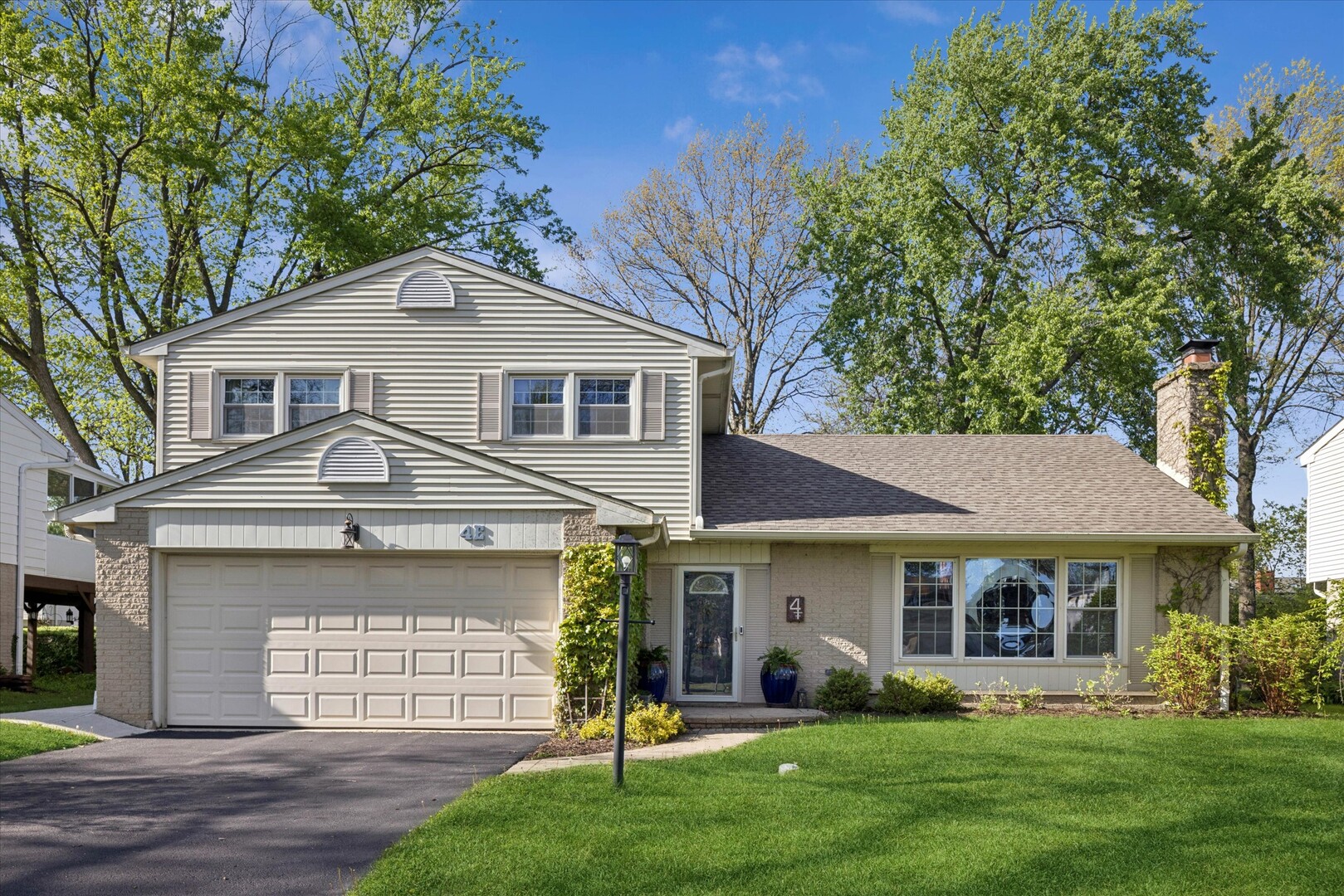 4 E Noyes Drive