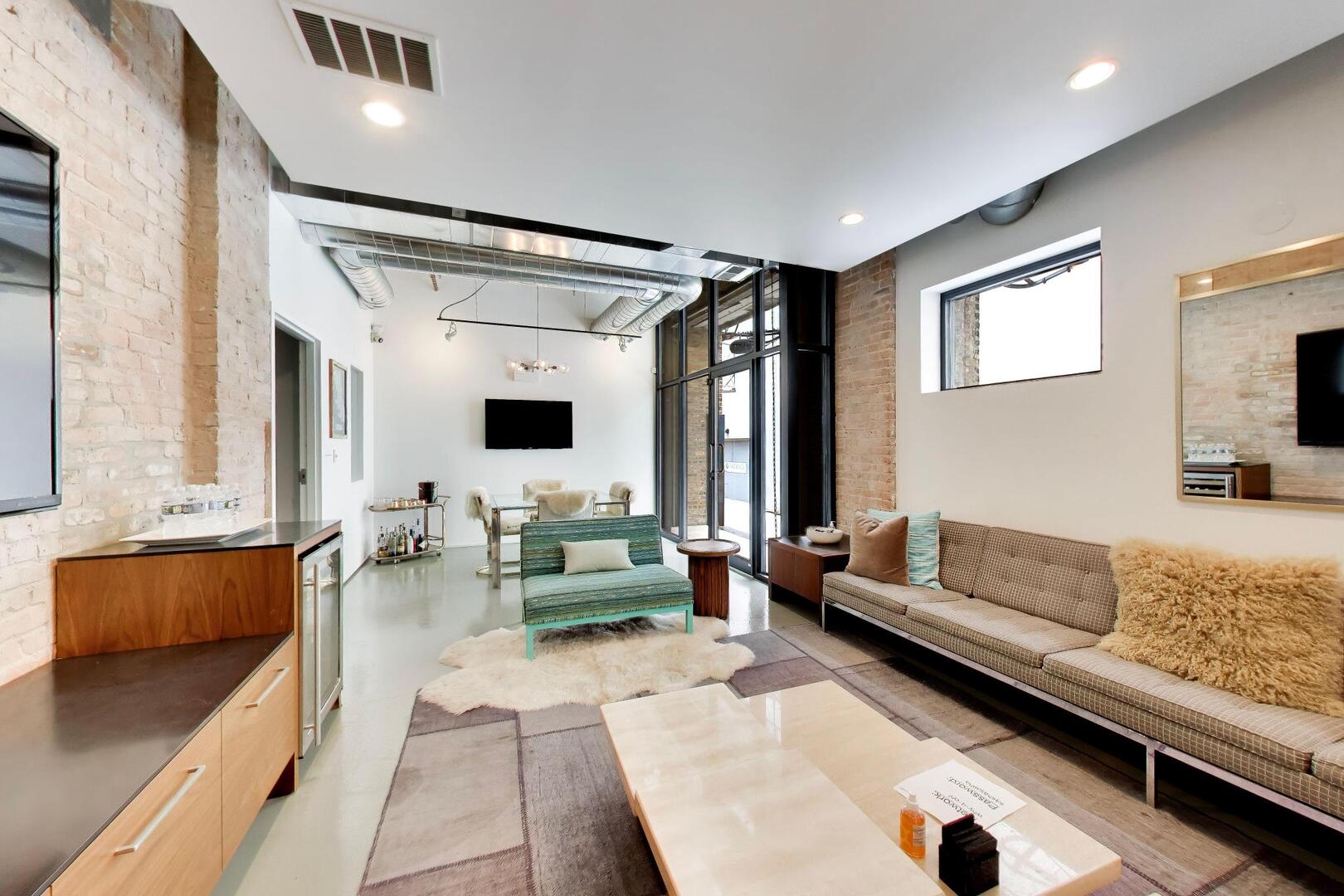 110 N PEORIA Street Unit: 102