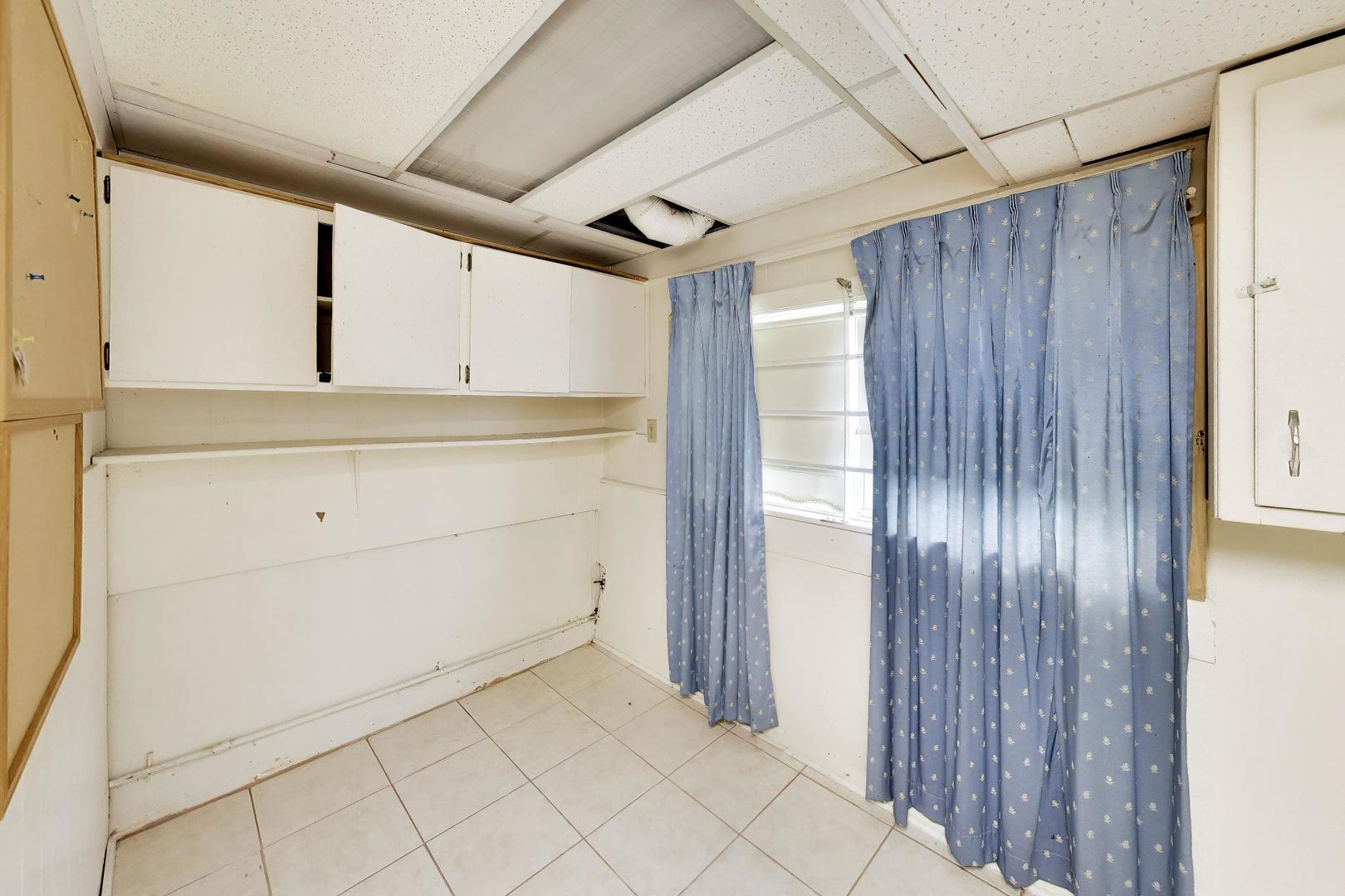 4332 W 118th Place