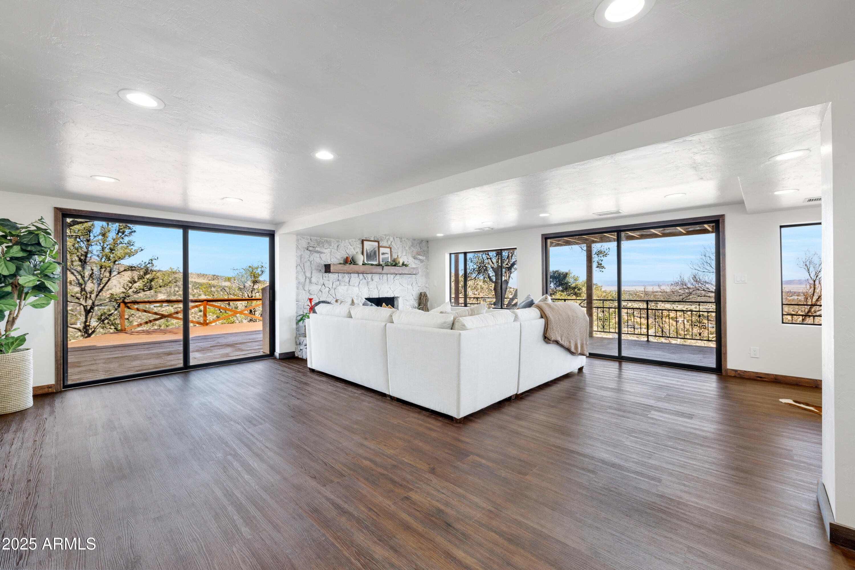 1204 W CARLOCK Drive