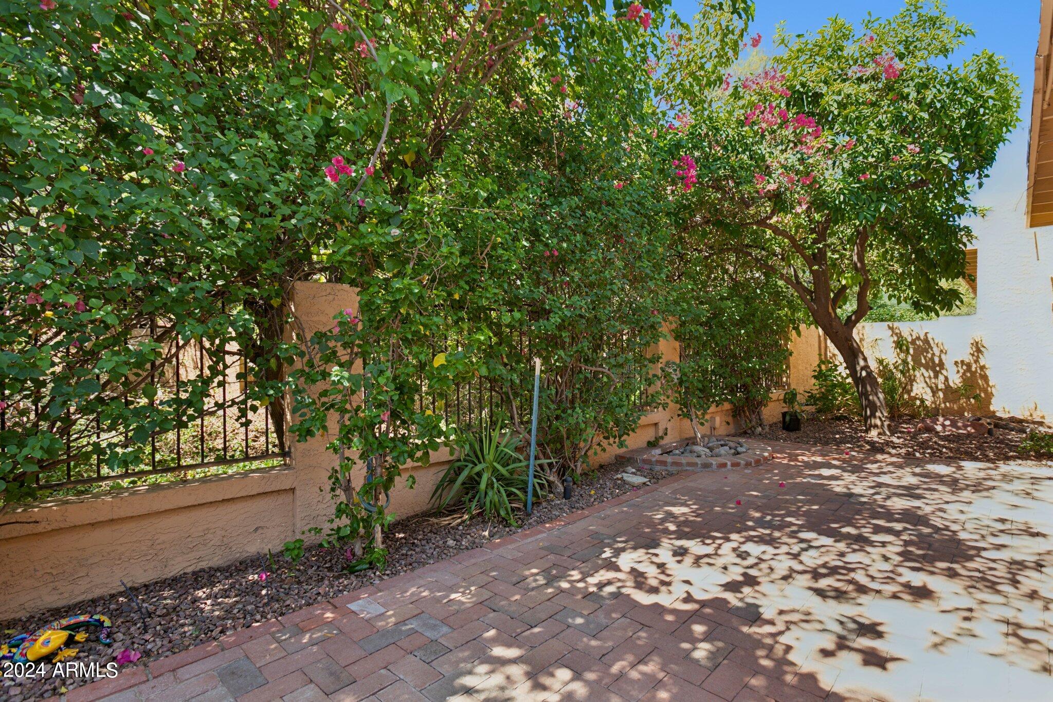 1105 E TAPATIO Drive