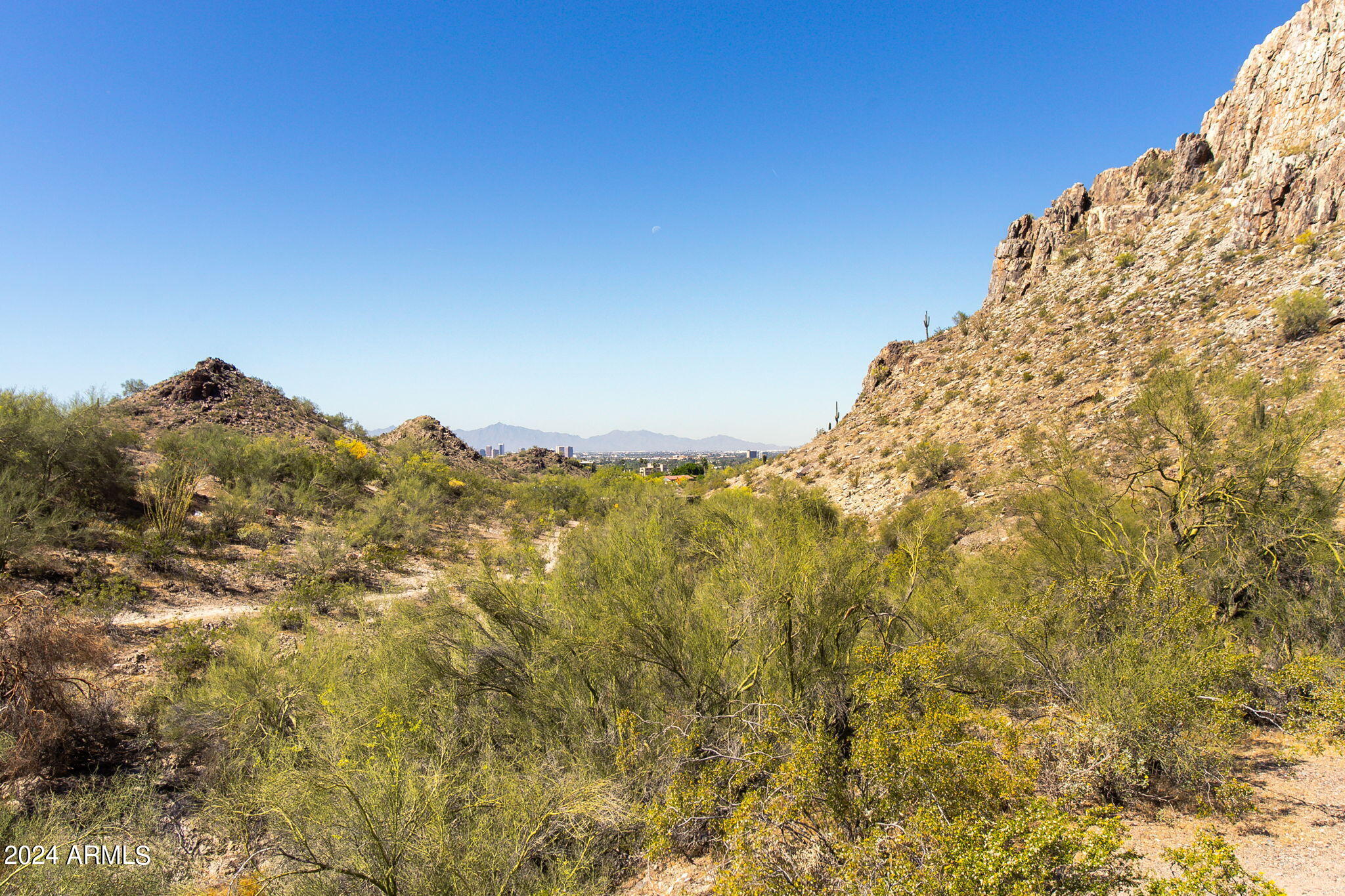 1105 E TAPATIO Drive