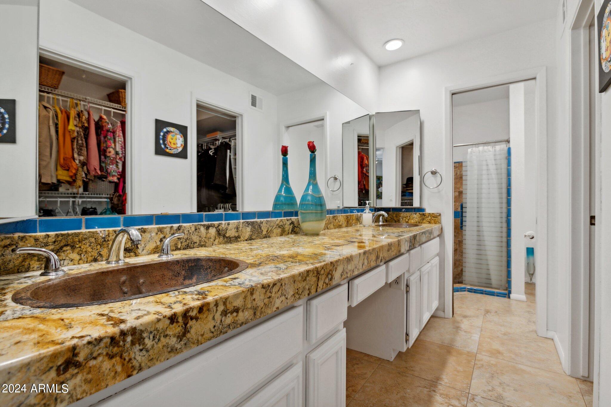1105 E TAPATIO Drive