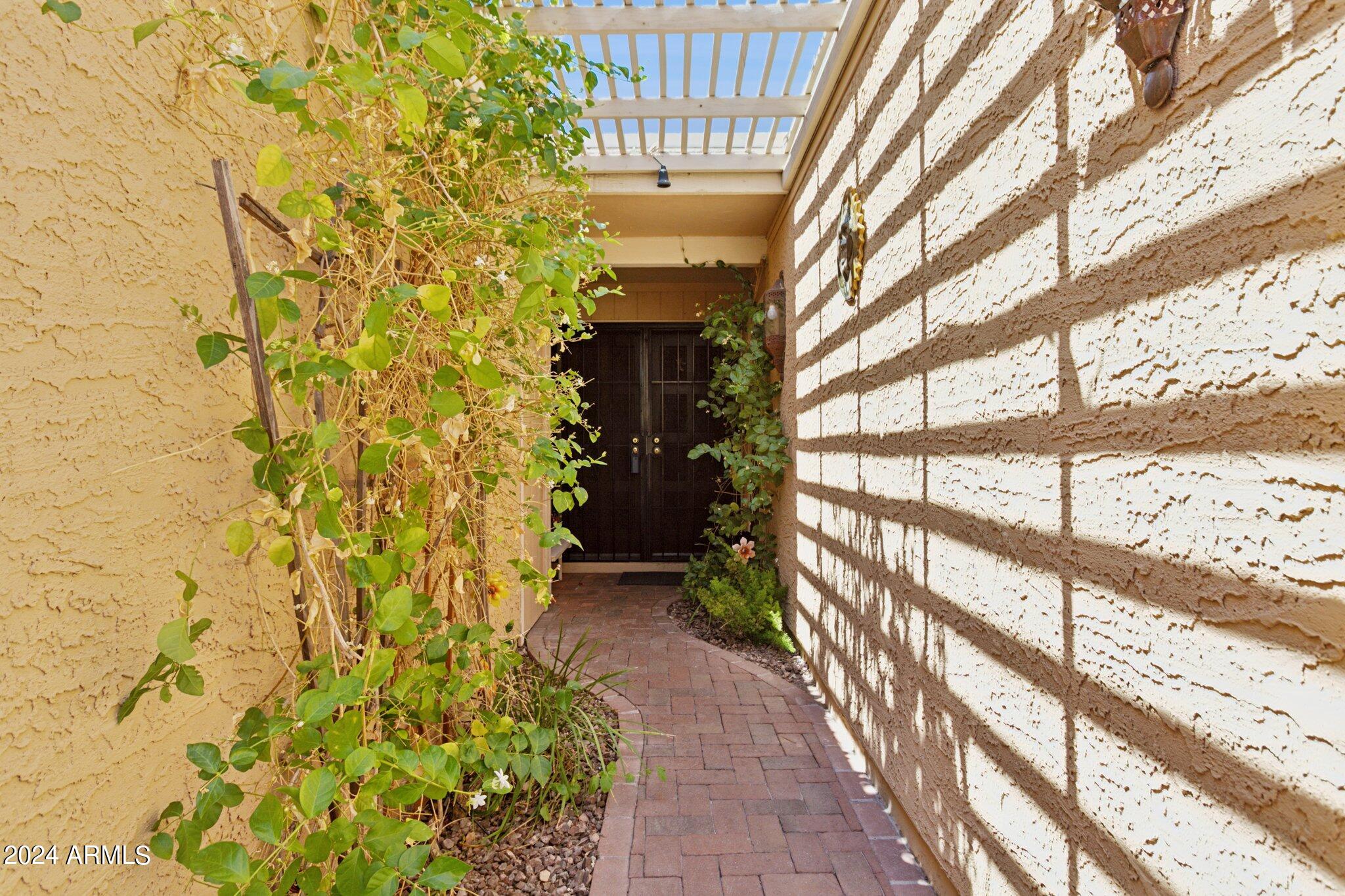 1105 E TAPATIO Drive