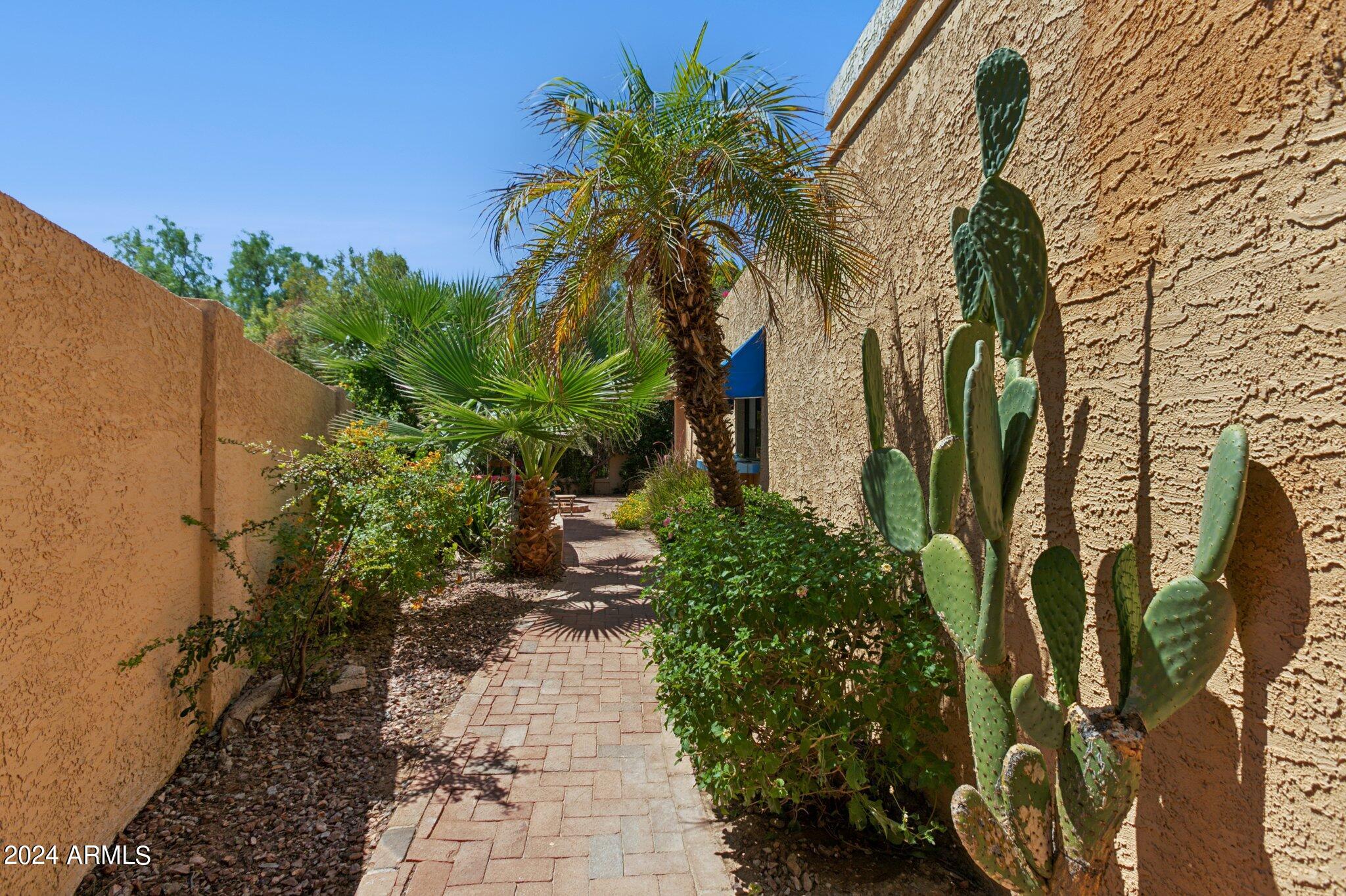 1105 E TAPATIO Drive