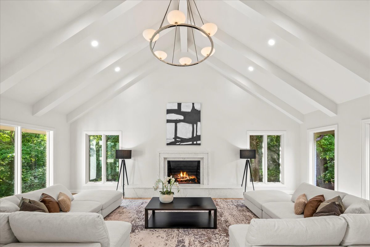 1221 Loch Lane