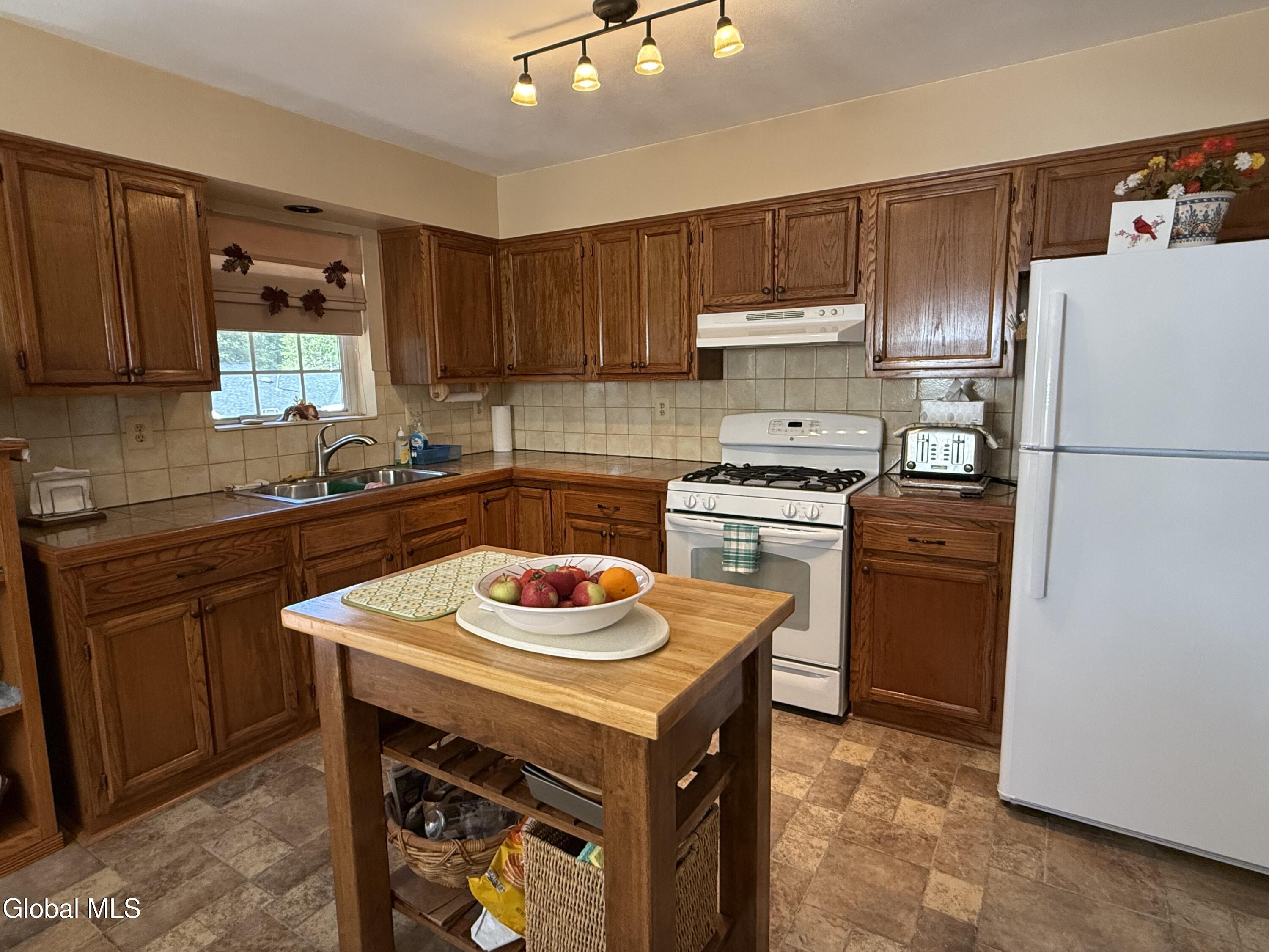 4 Edgewater Place