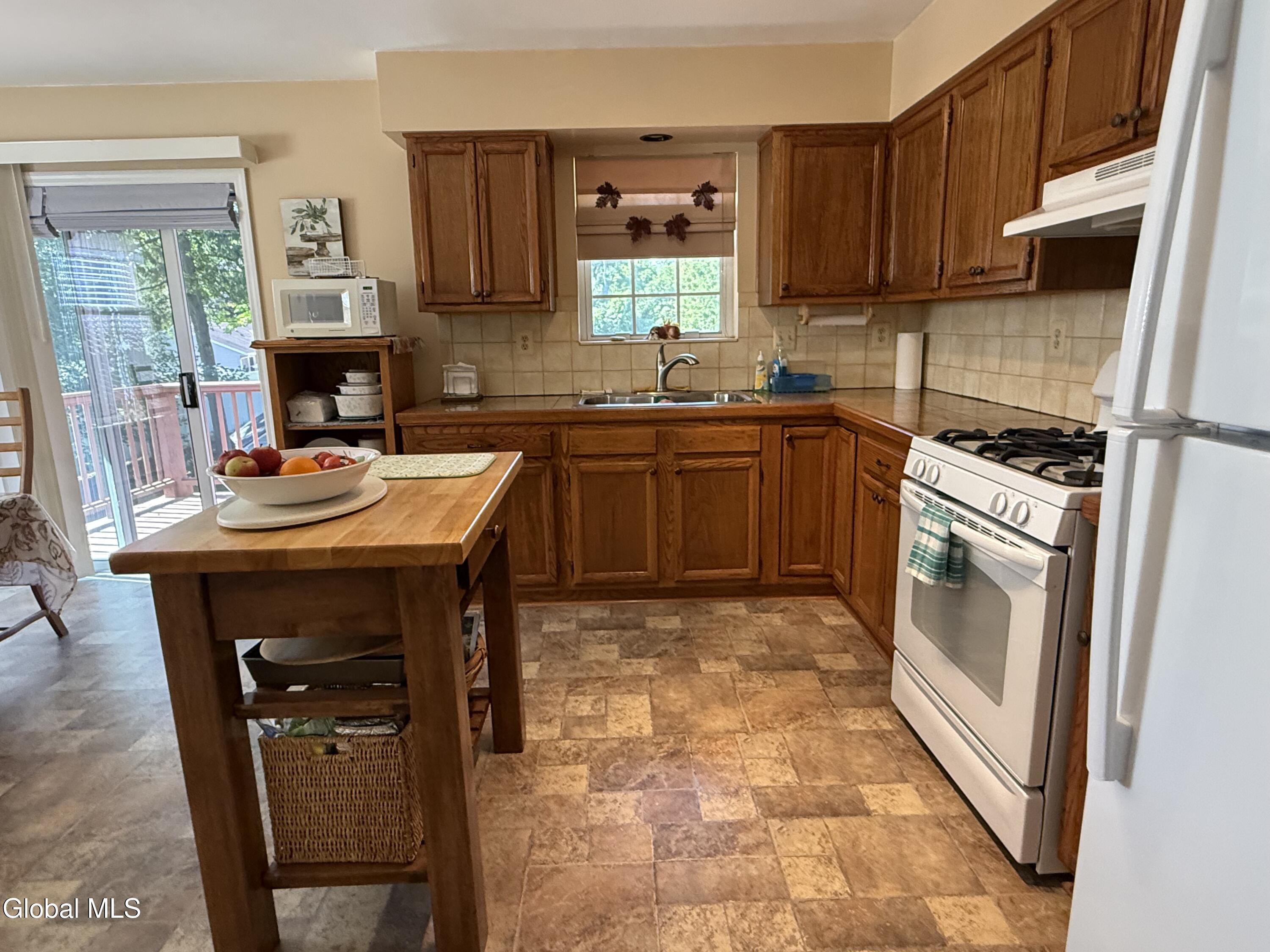 4 Edgewater Place