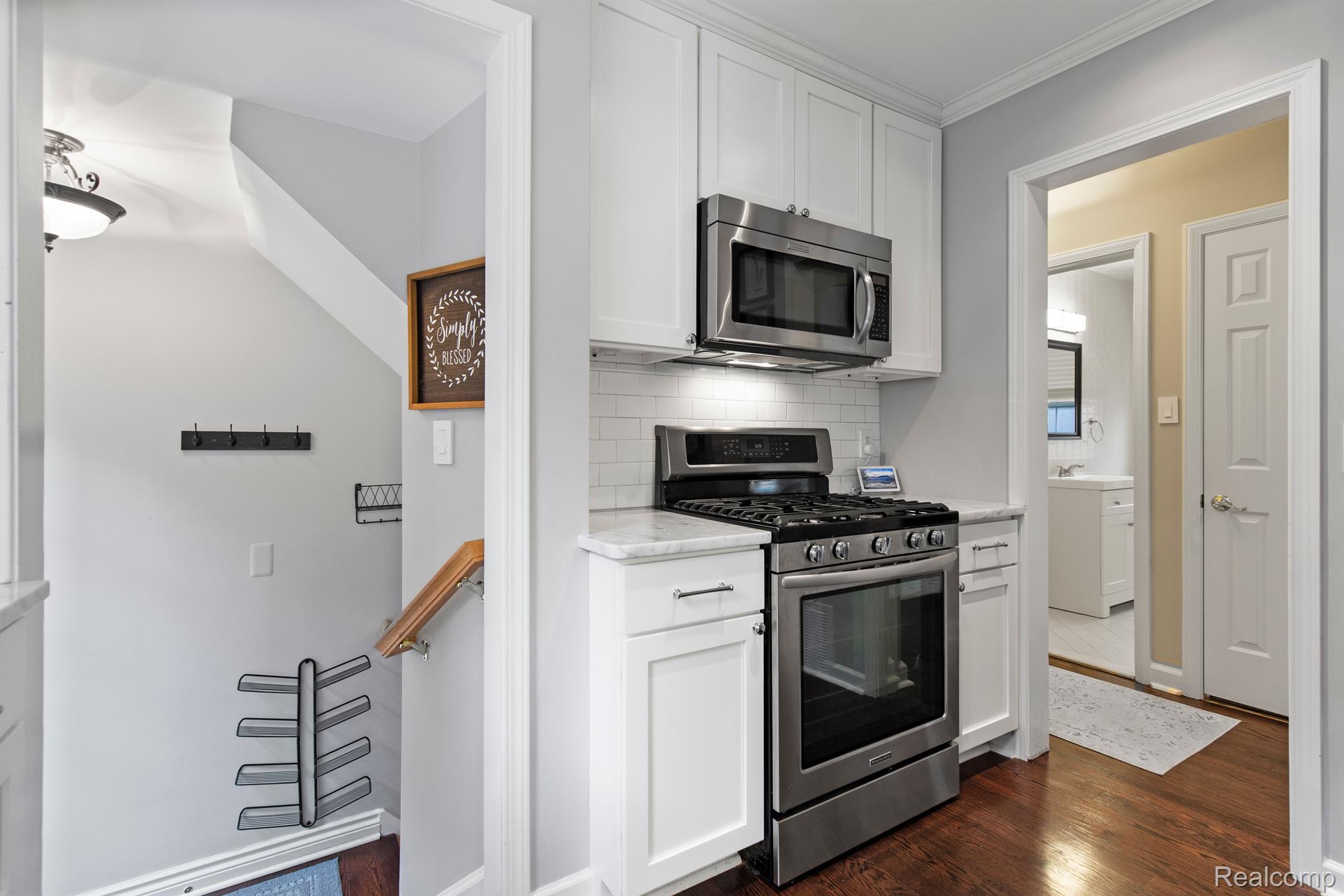 1395 ROSLYN Road