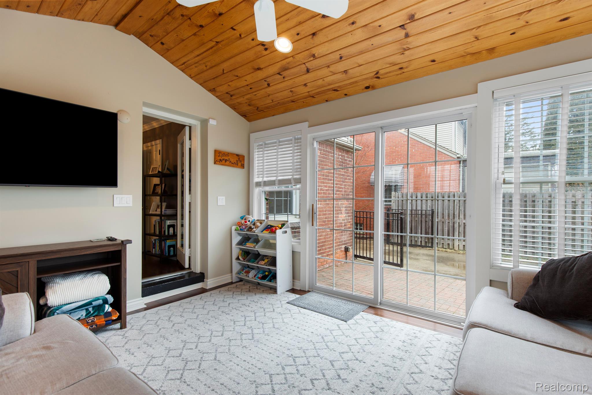 1395 ROSLYN Road