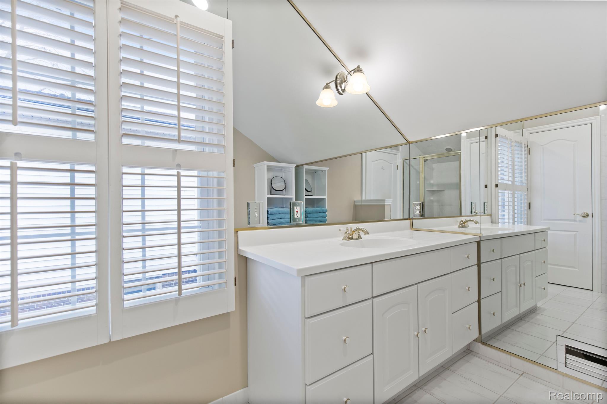 1395 ROSLYN Road