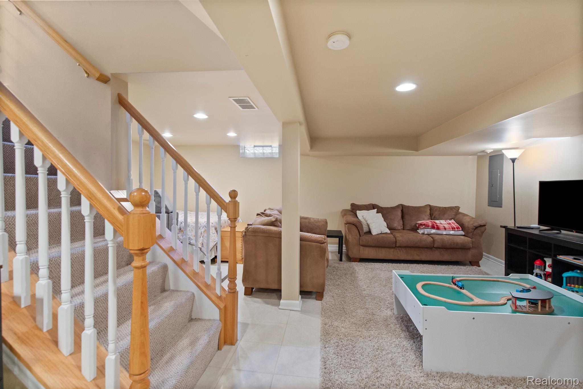 1395 ROSLYN Road