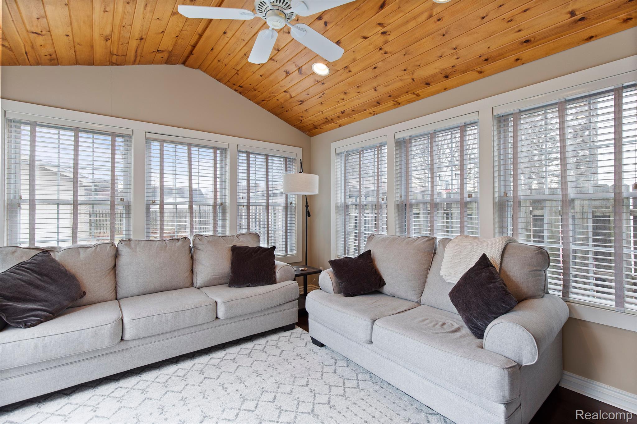 1395 ROSLYN Road