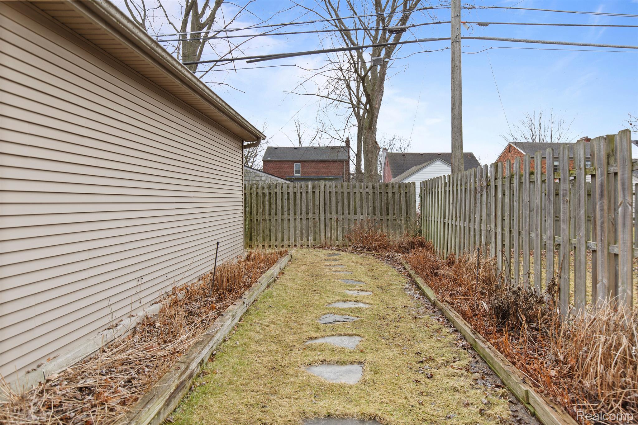 1395 ROSLYN Road