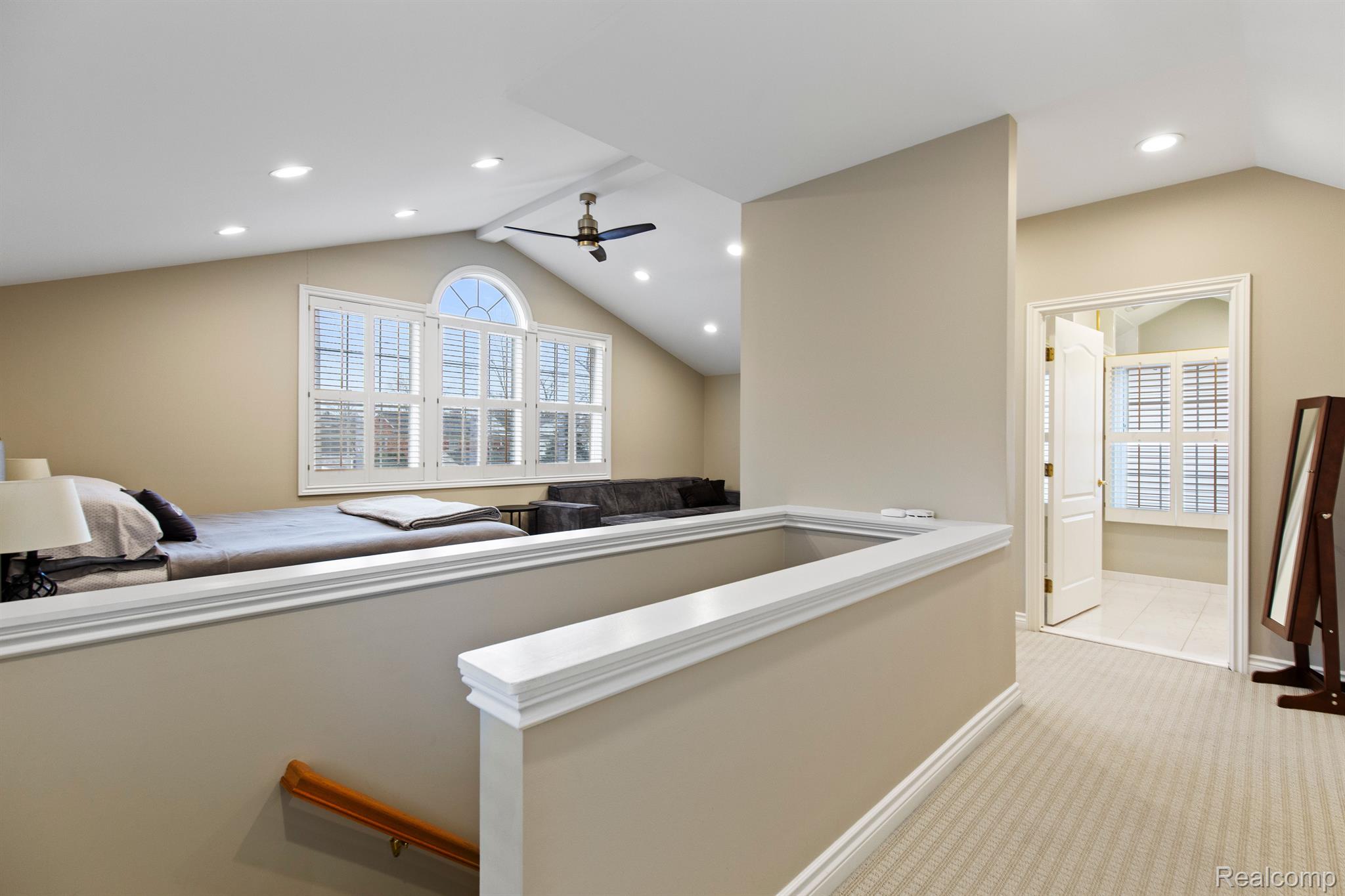 1395 ROSLYN Road