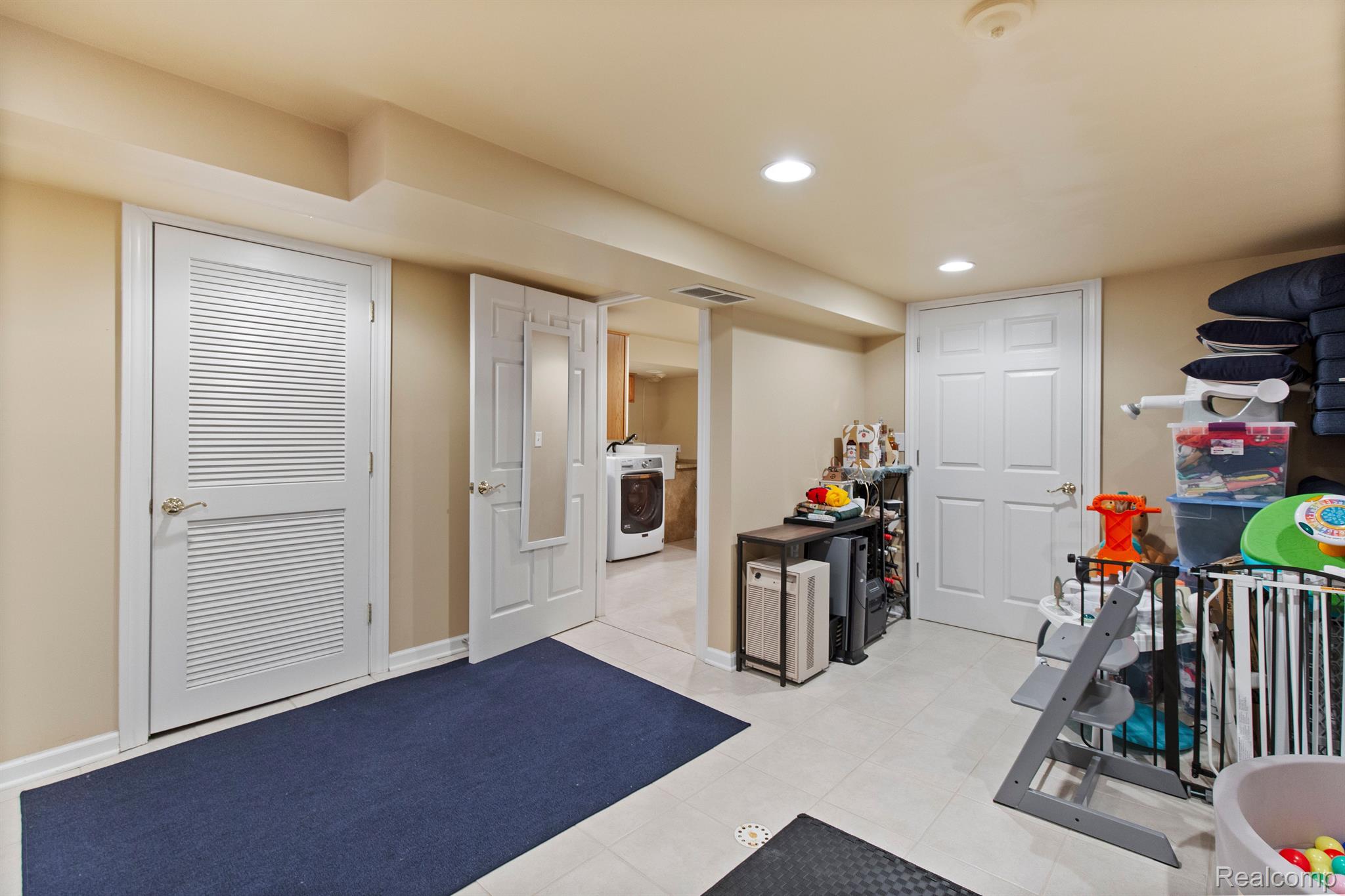 1395 ROSLYN Road
