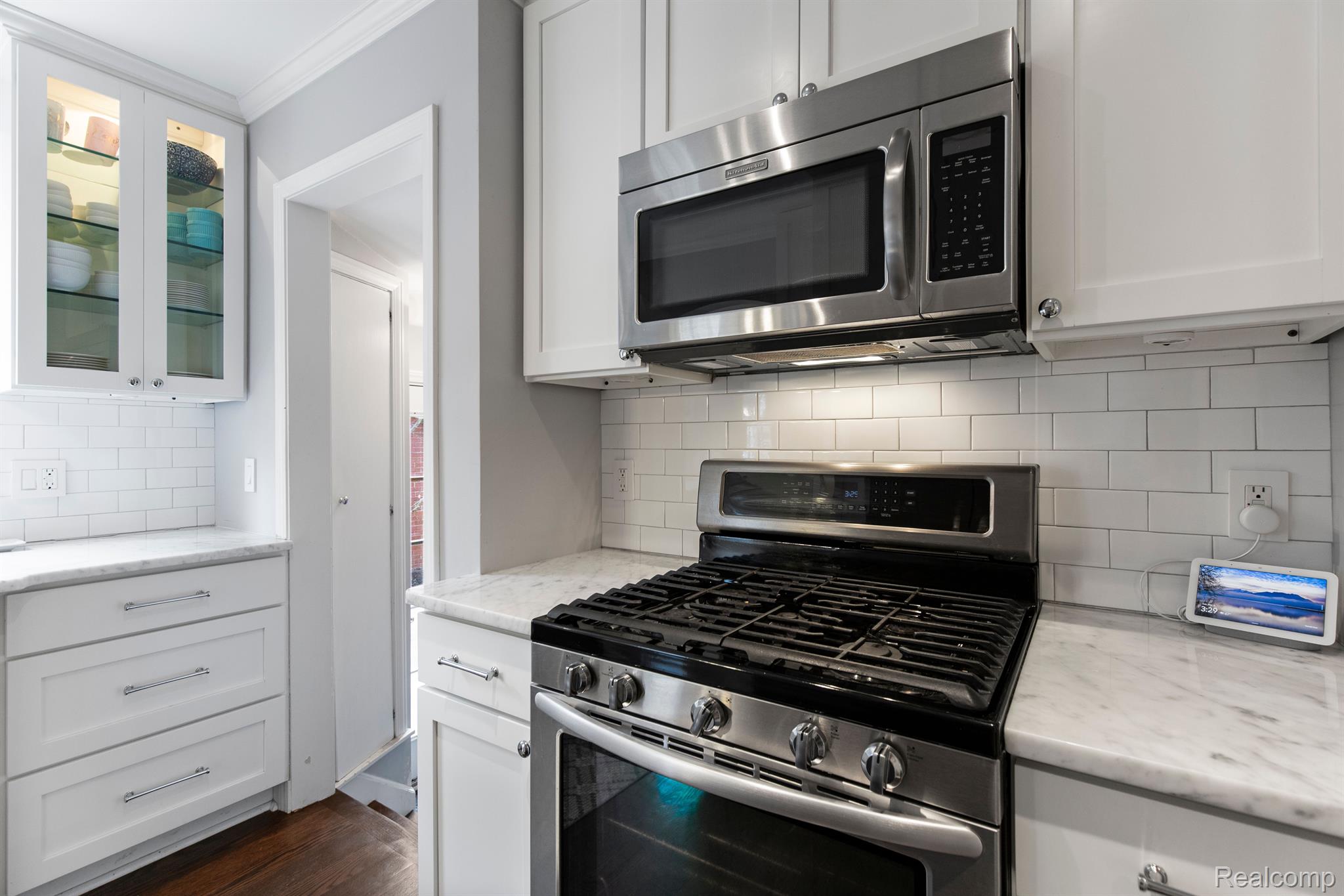 1395 ROSLYN Road