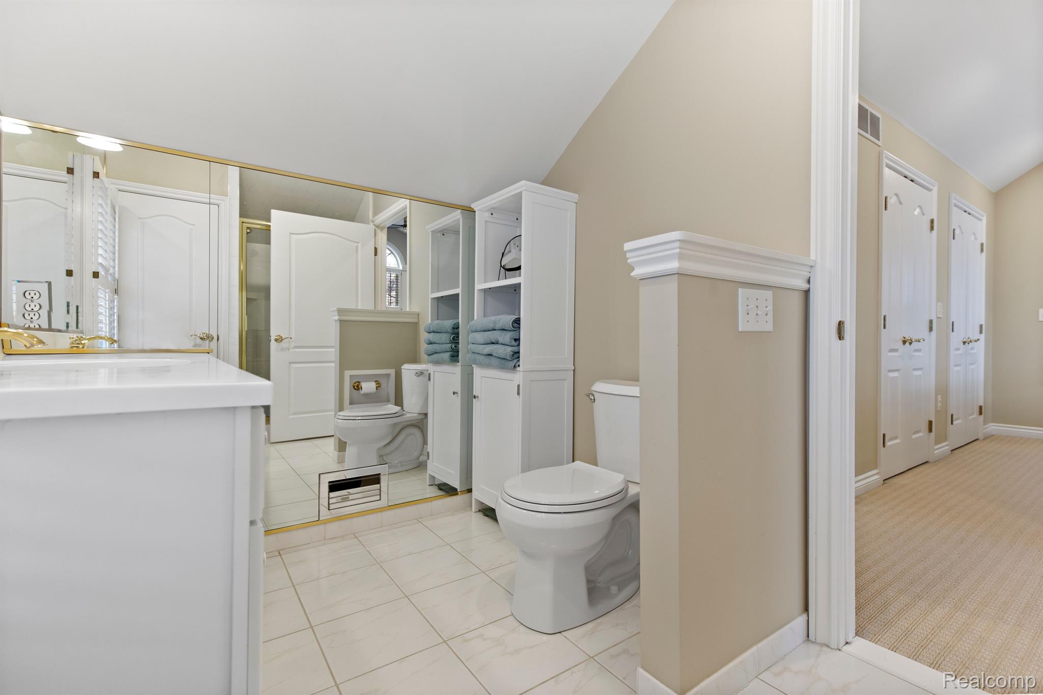 1395 ROSLYN Road