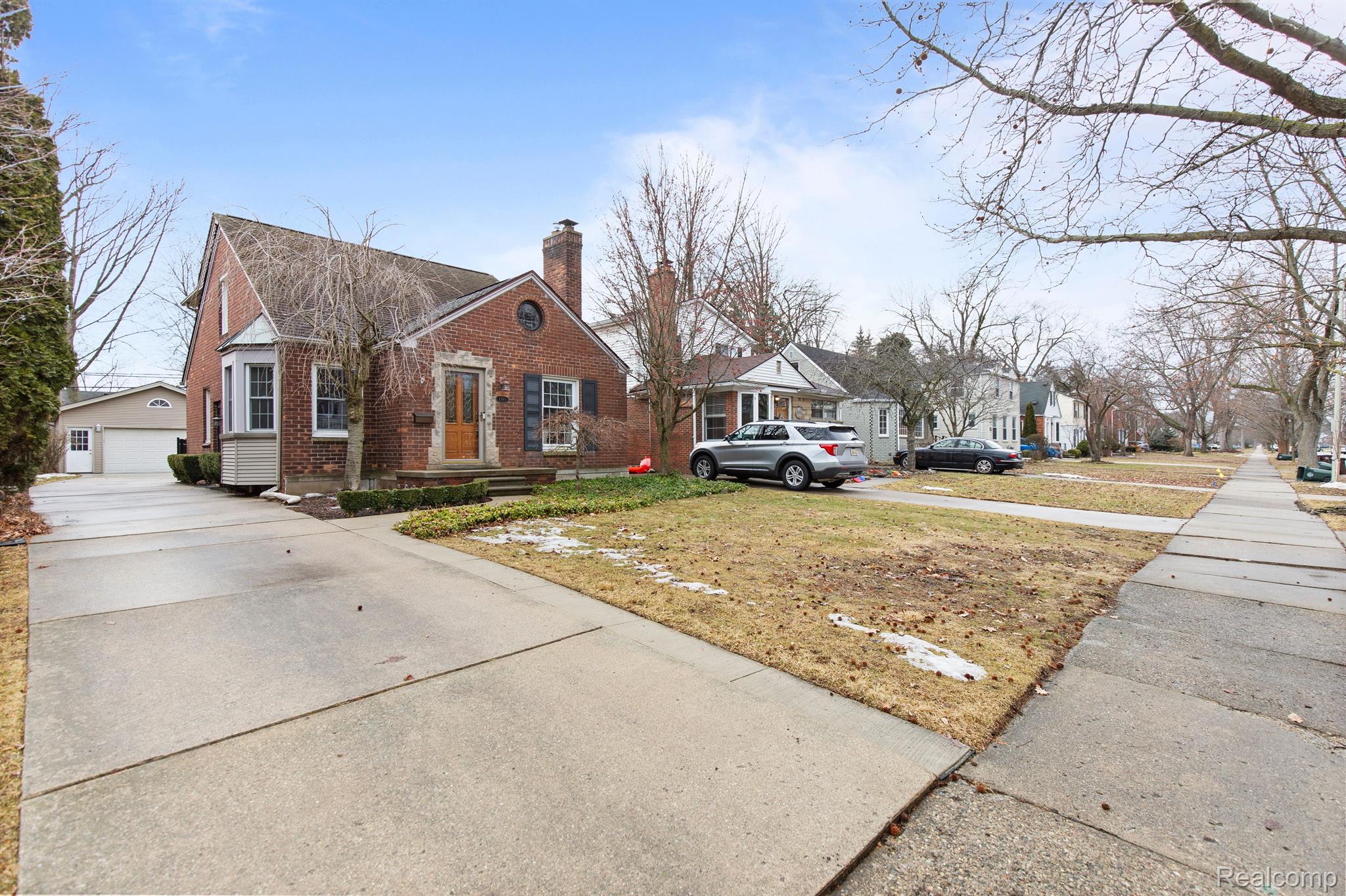1395 ROSLYN Road