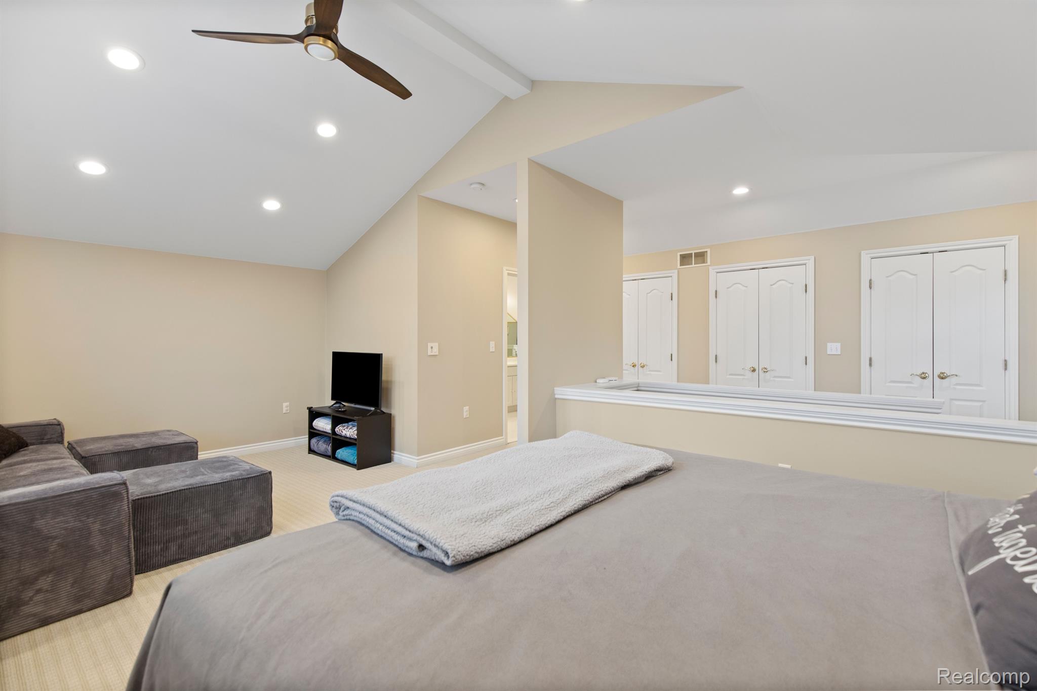 1395 ROSLYN Road