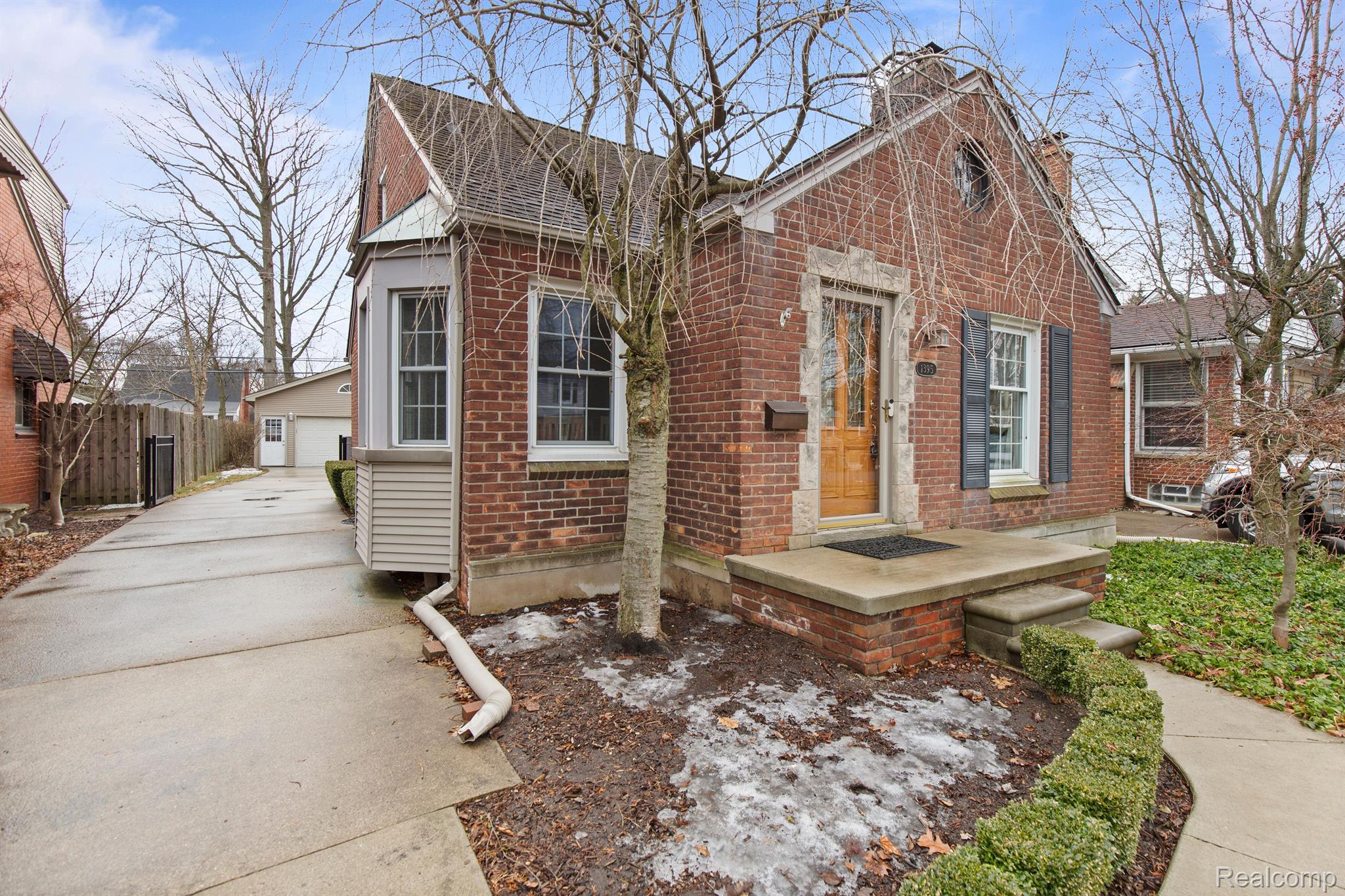 1395 ROSLYN Road