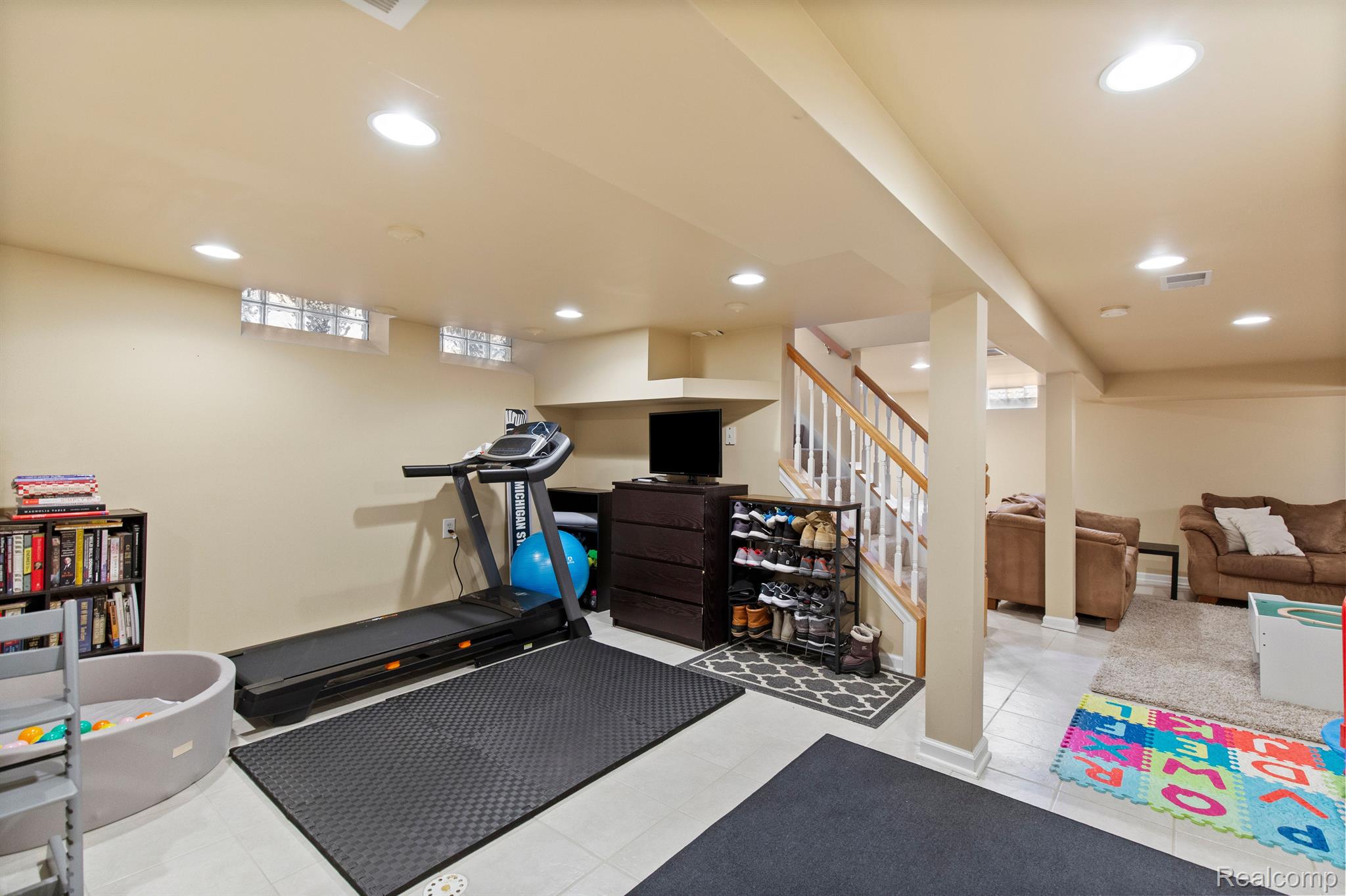 1395 ROSLYN Road